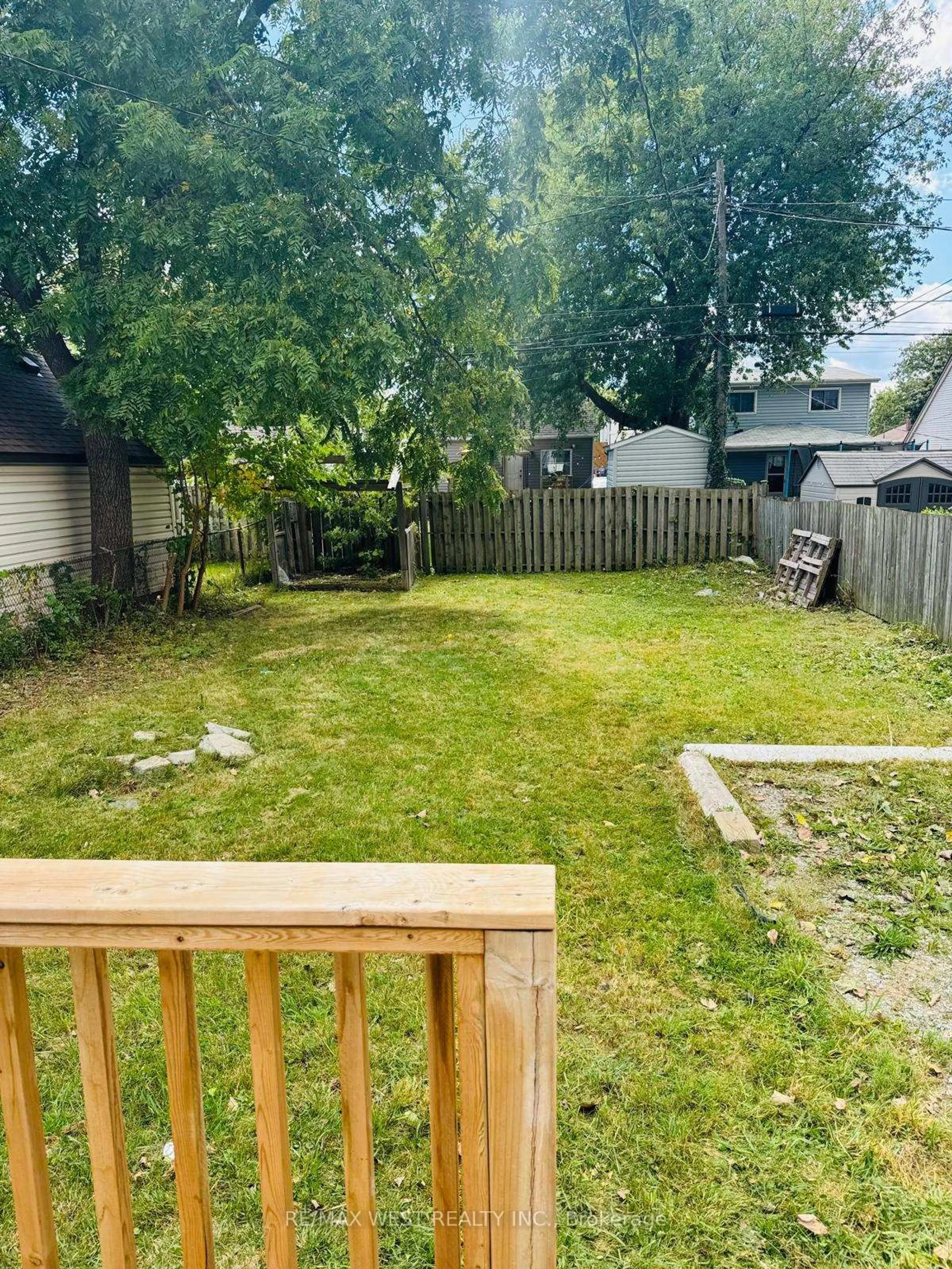 Unknown for 643 Charles St, Windsor Ontario N8X 3G6