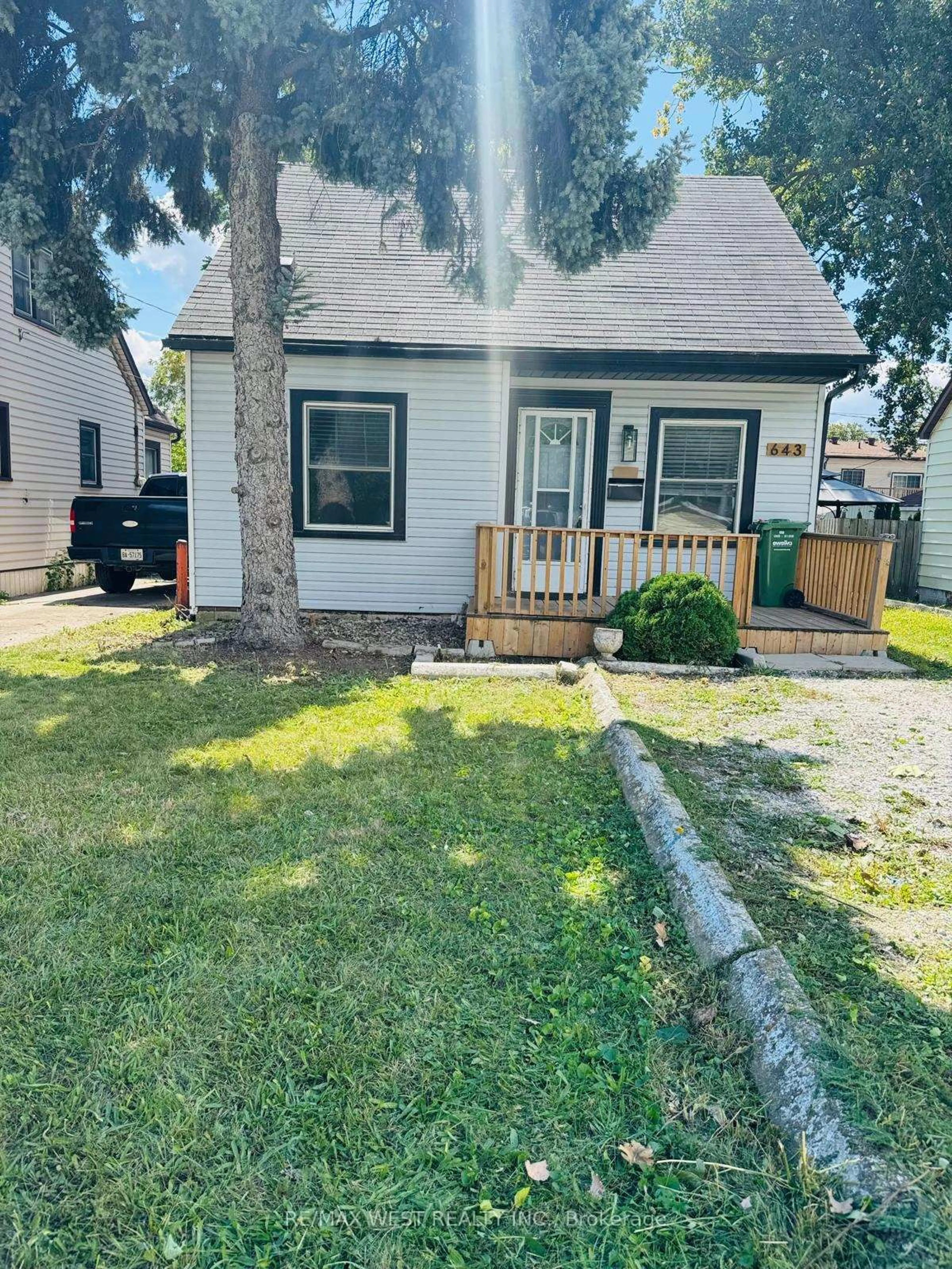 A pic from outside/outdoor area/front of a property/back of a property/a pic from drone, street for 643 Charles St, Windsor Ontario N8X 3G6