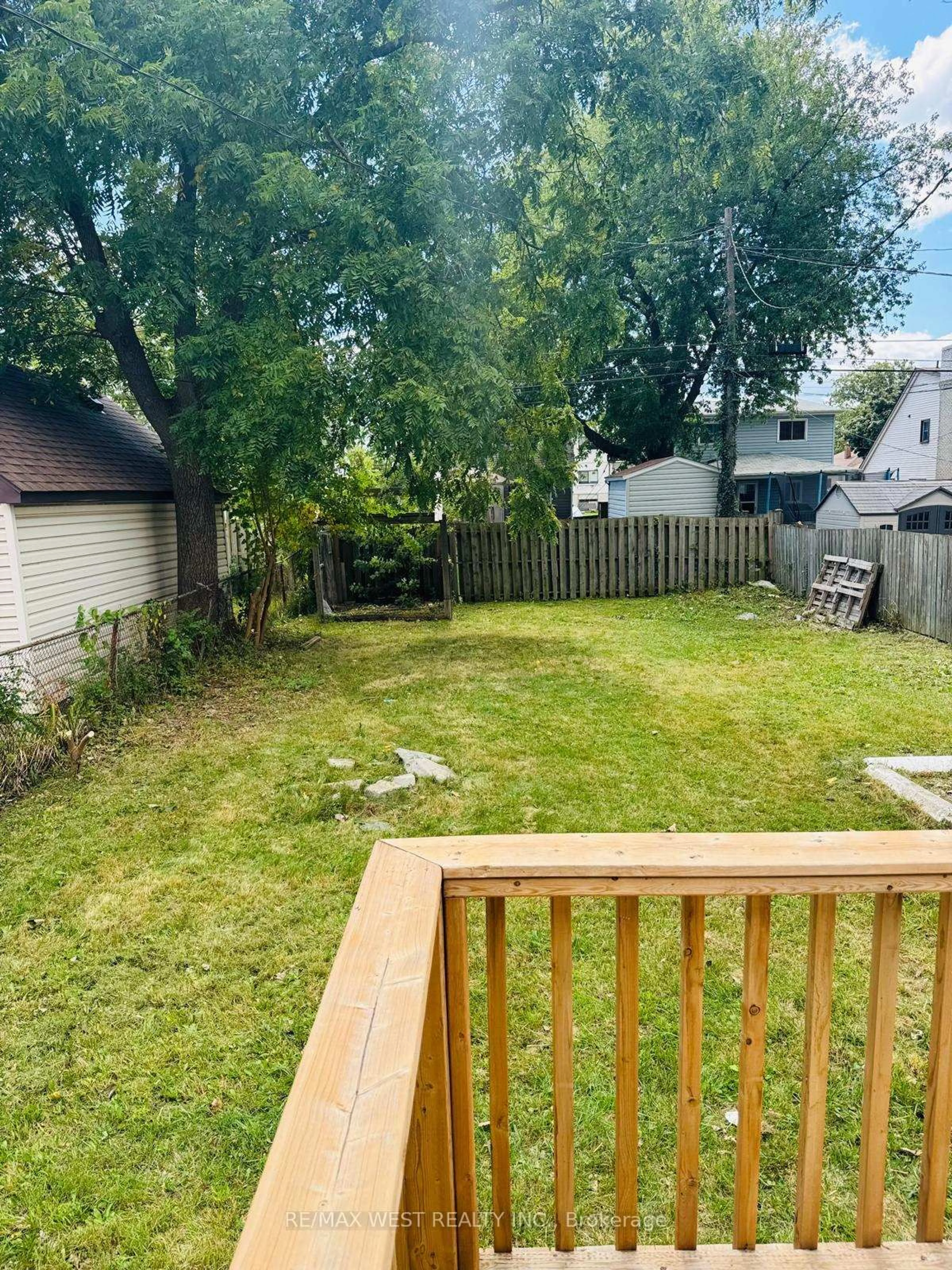 Unknown for 643 Charles St, Windsor Ontario N8X 3G6