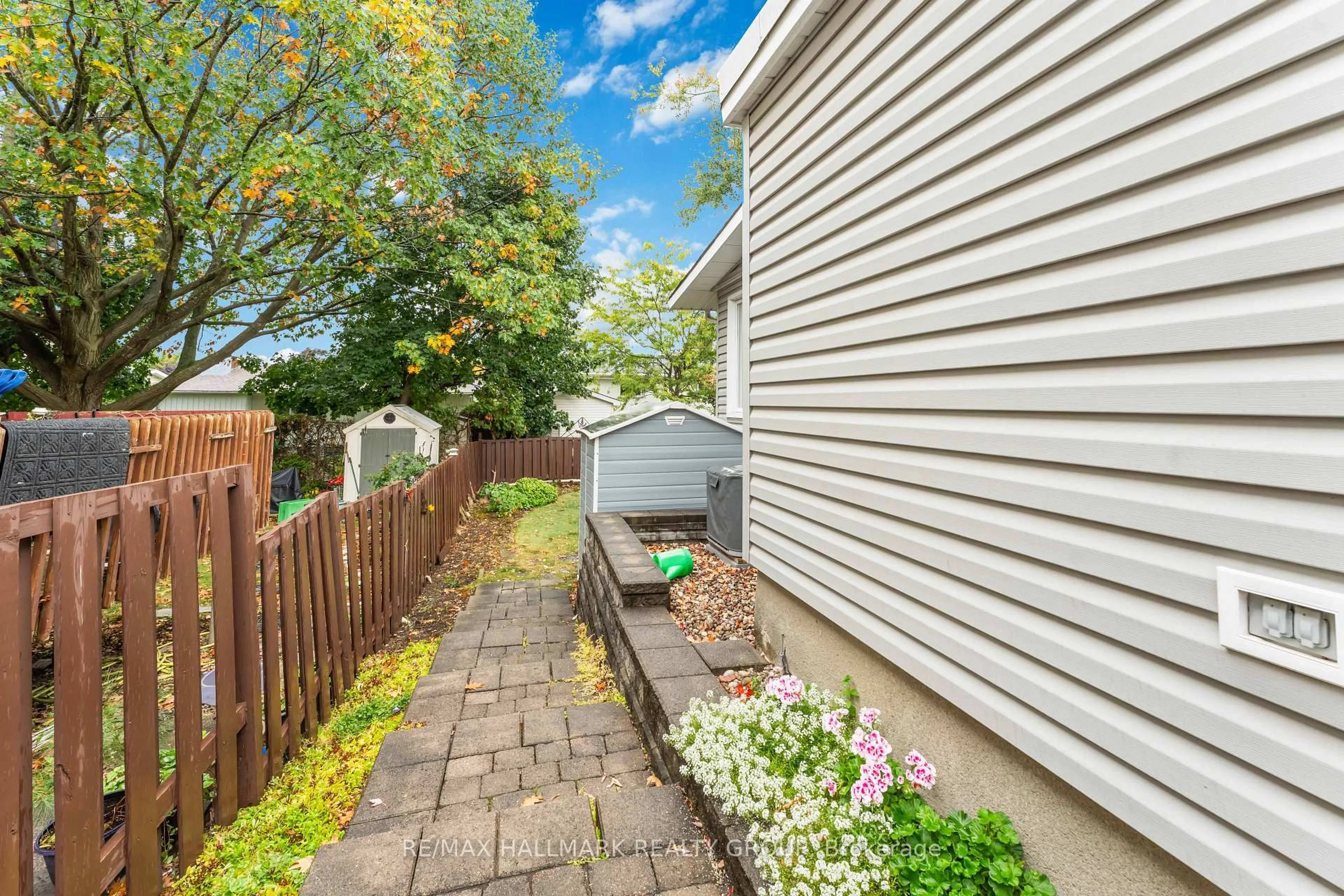 Patio, street for 1884 Elmridge Dr, Ottawa Ontario K1J 6R7