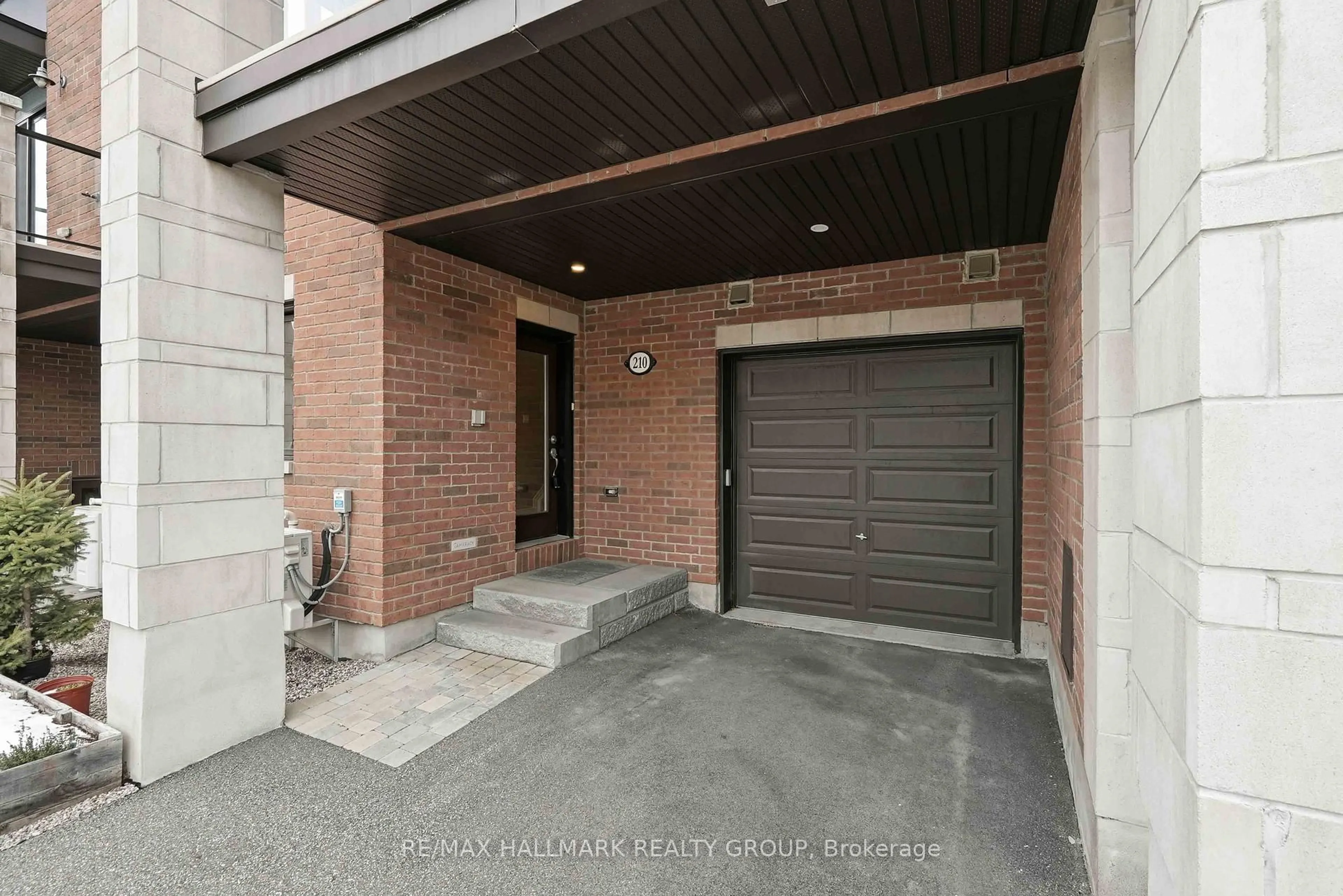 Indoor entryway for 210 Hawkmere Way, Ottawa Ontario K1T 0R5