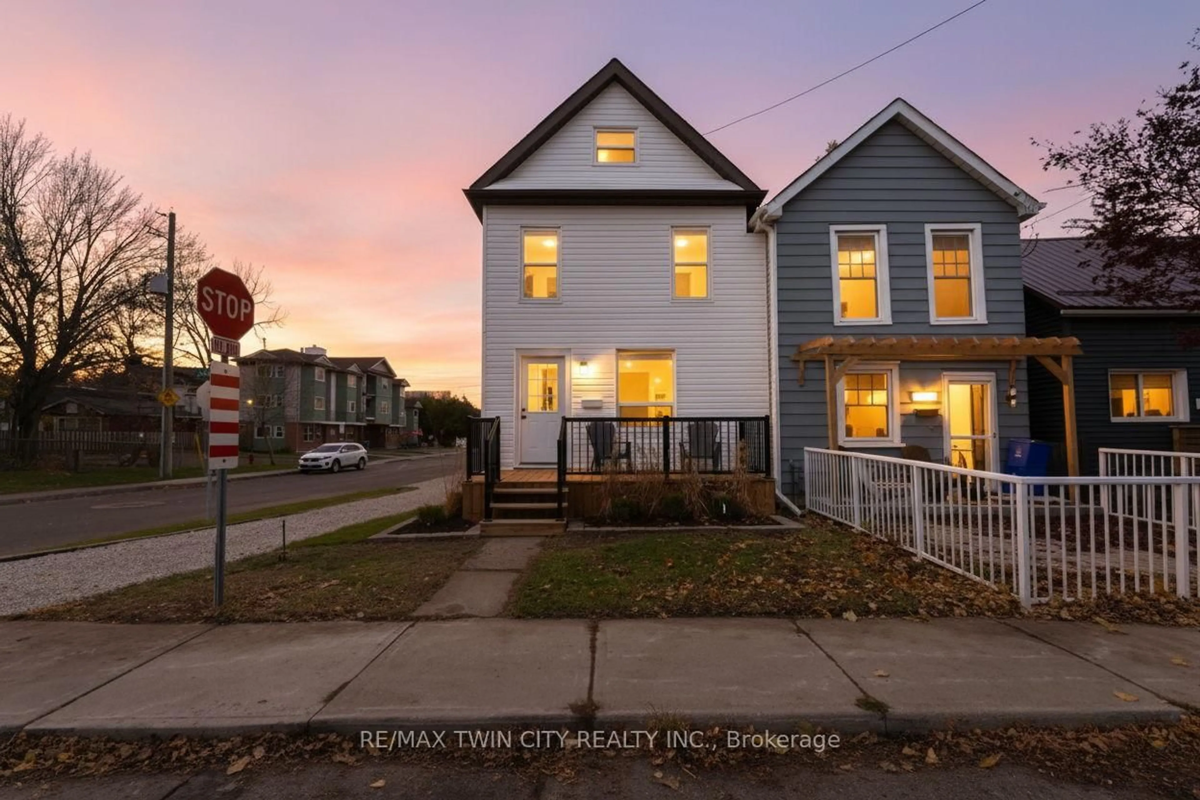 Unknown for 581 John St, Hamilton Ontario L8L 4S2