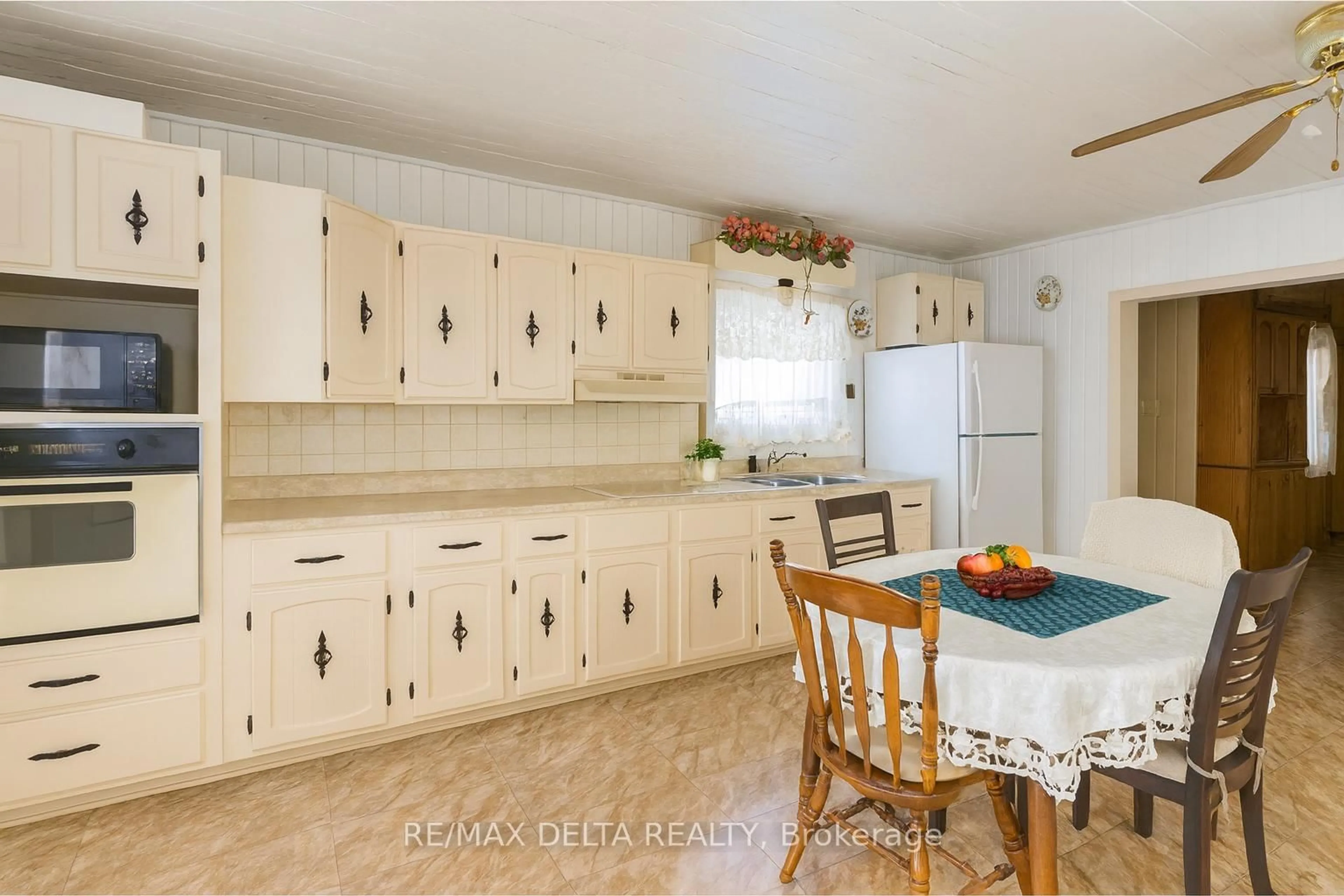 Standard kitchen, ceramic/tile floor for 222 County Rd. 22 Rd, The Nation Ontario K0B 1N0