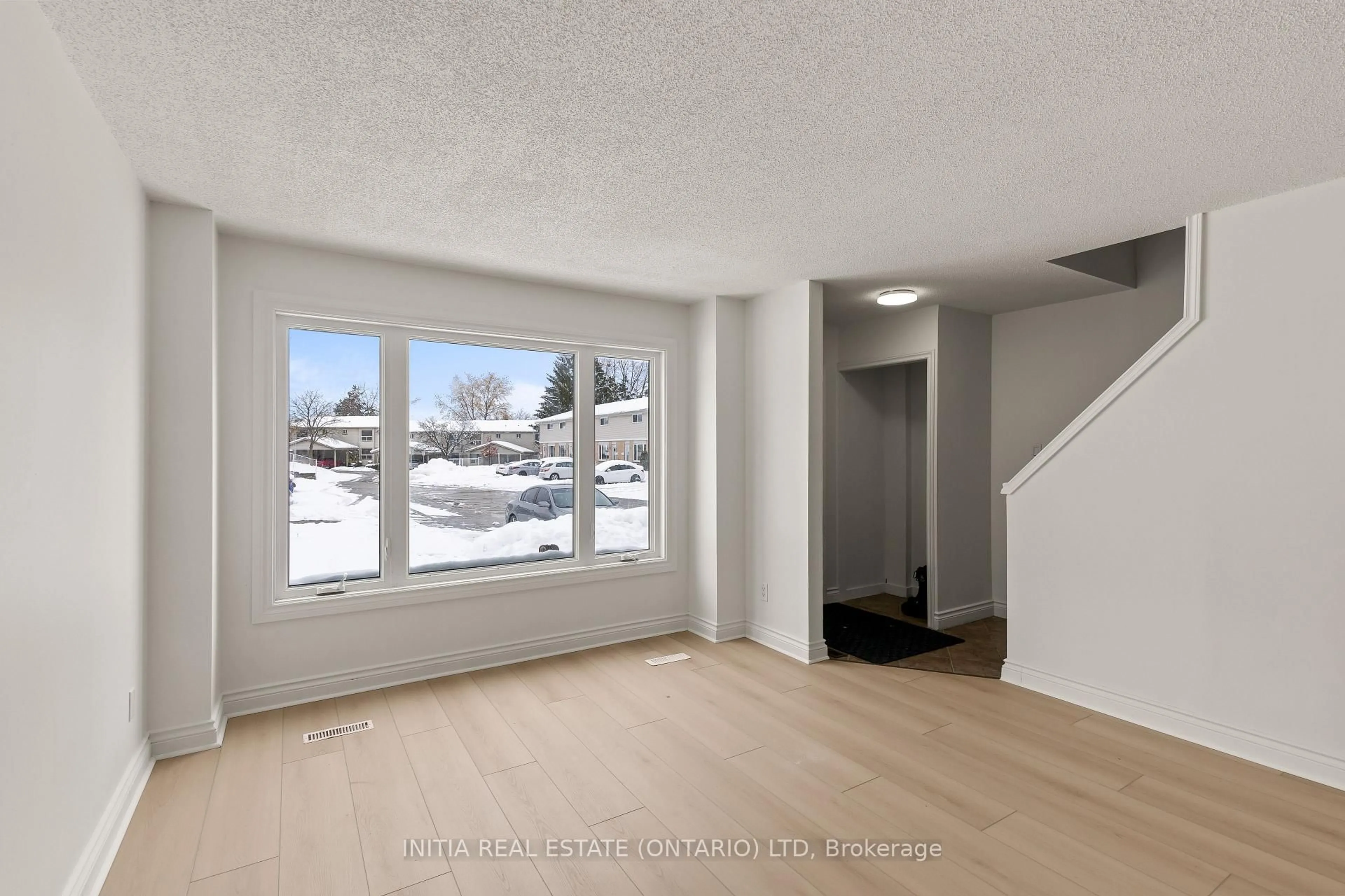 Indoor entryway for 320 Westminster Ave #18, London South Ontario N6C 5H5