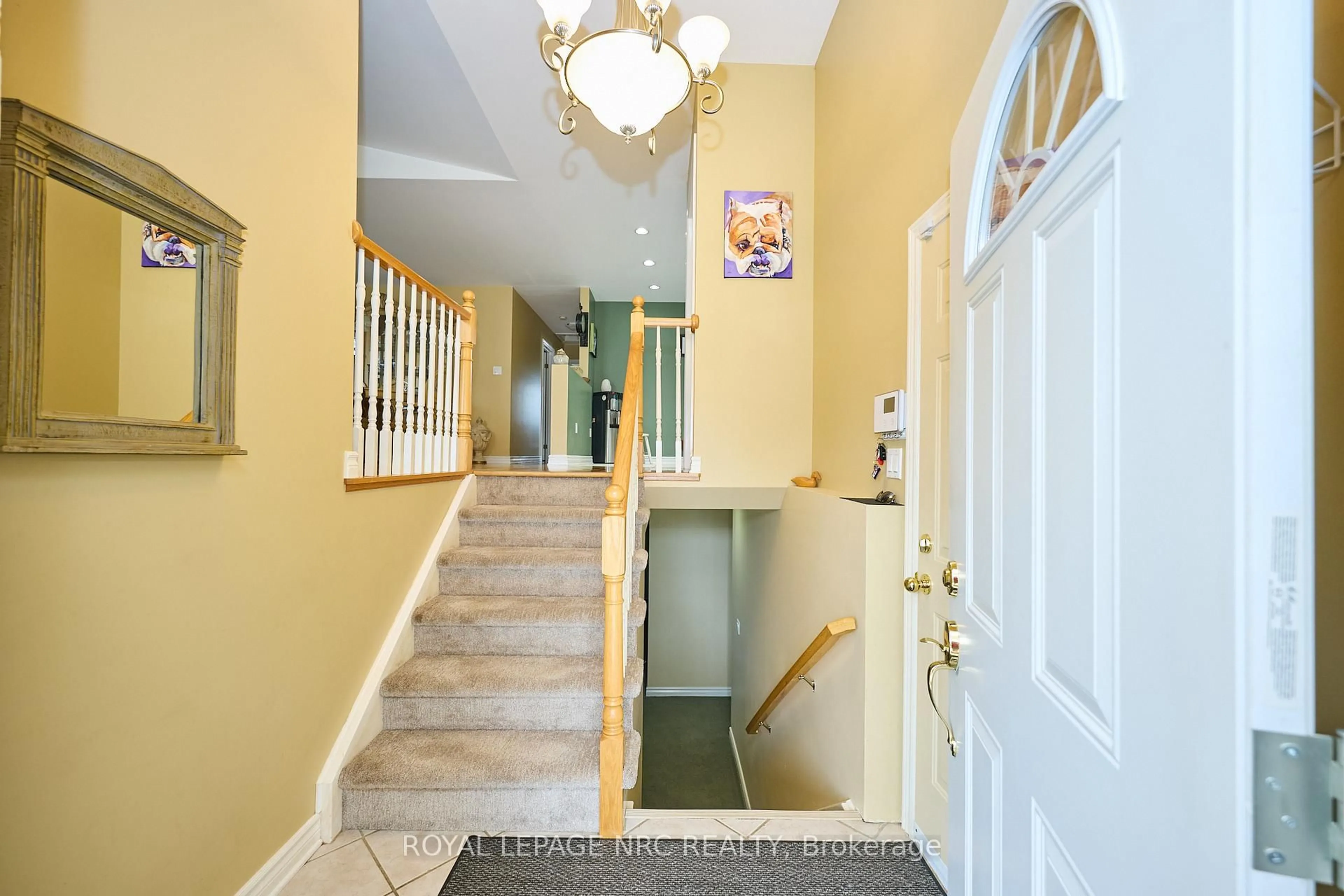 Indoor foyer for 8105 Citation Rd, Niagara Falls Ontario L2H 3H7