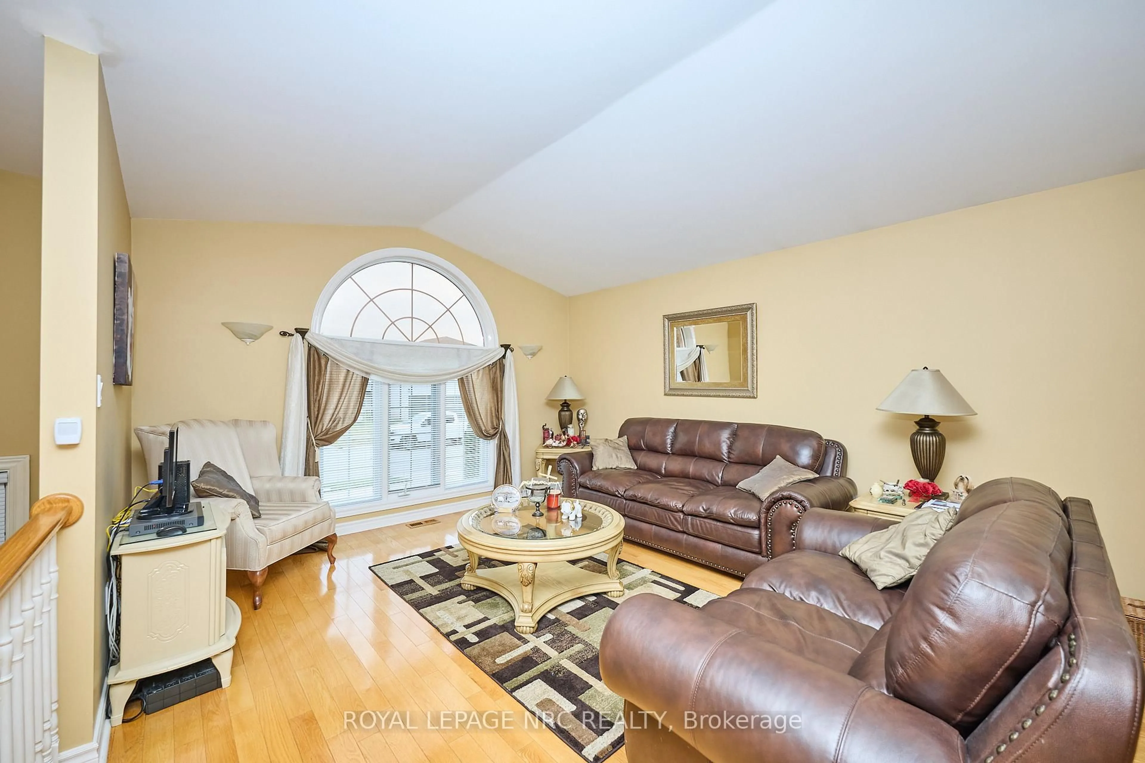 Living room with furniture, unknown for 8105 Citation Rd, Niagara Falls Ontario L2H 3H7