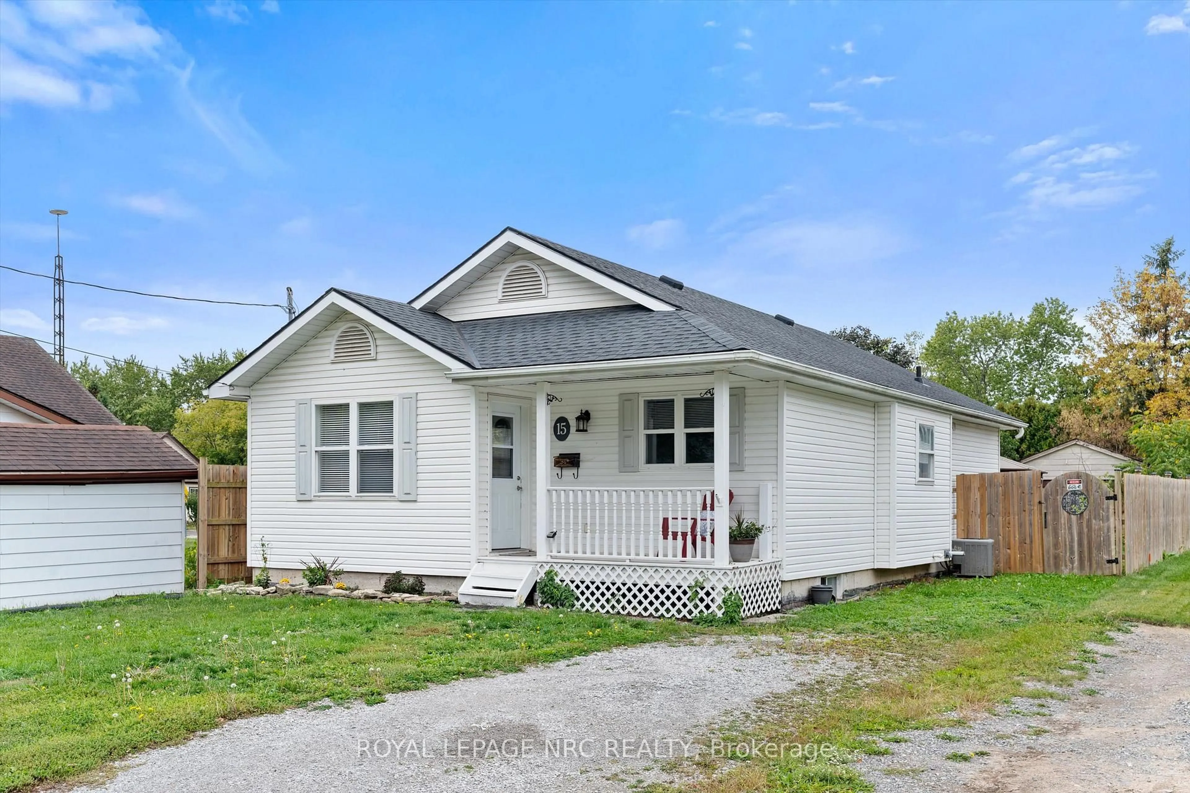 Home with vinyl exterior material, street for 15 Michigan St, Welland Ontario L3B 3A6