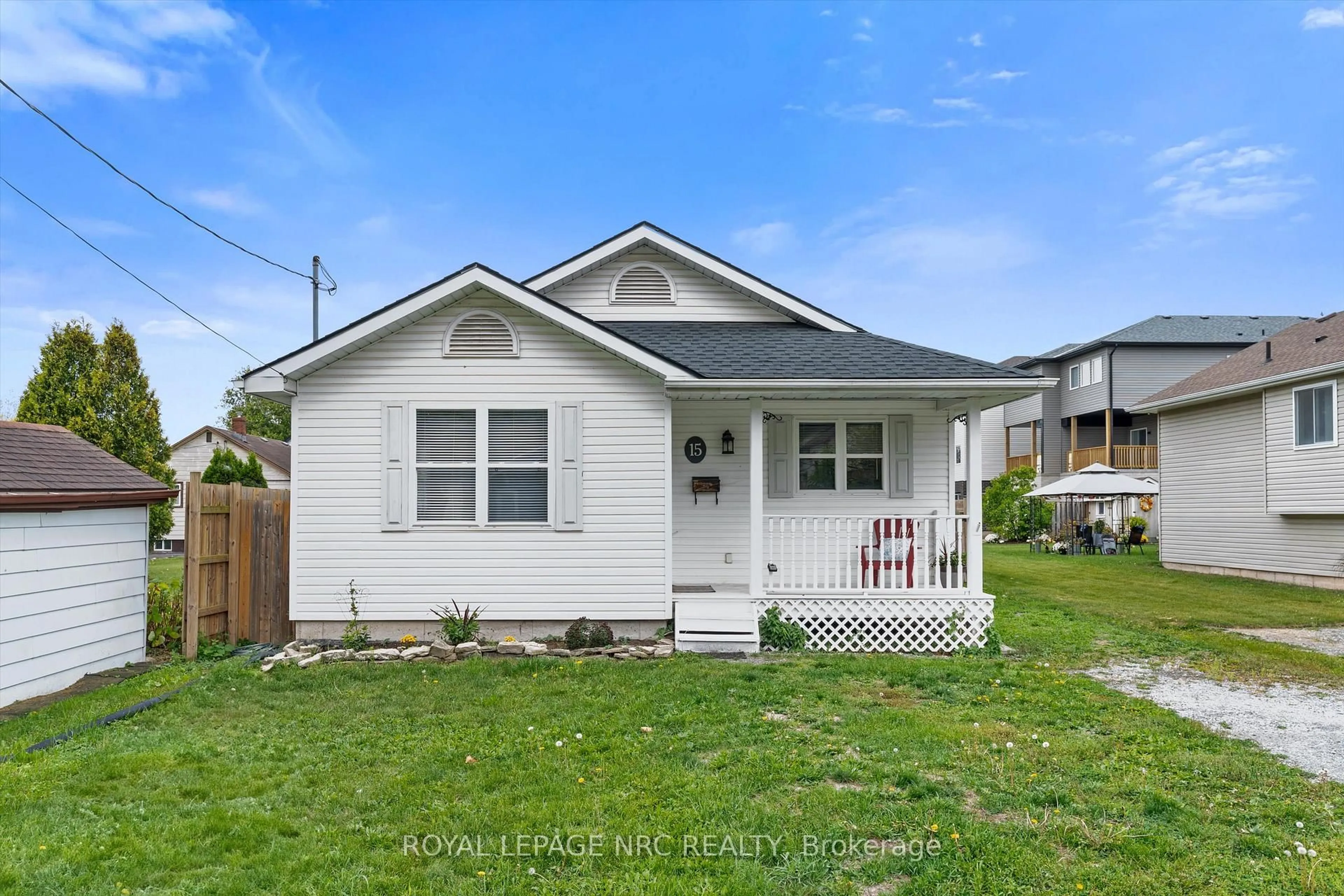 Home with vinyl exterior material, street for 15 Michigan St, Welland Ontario L3B 3A6