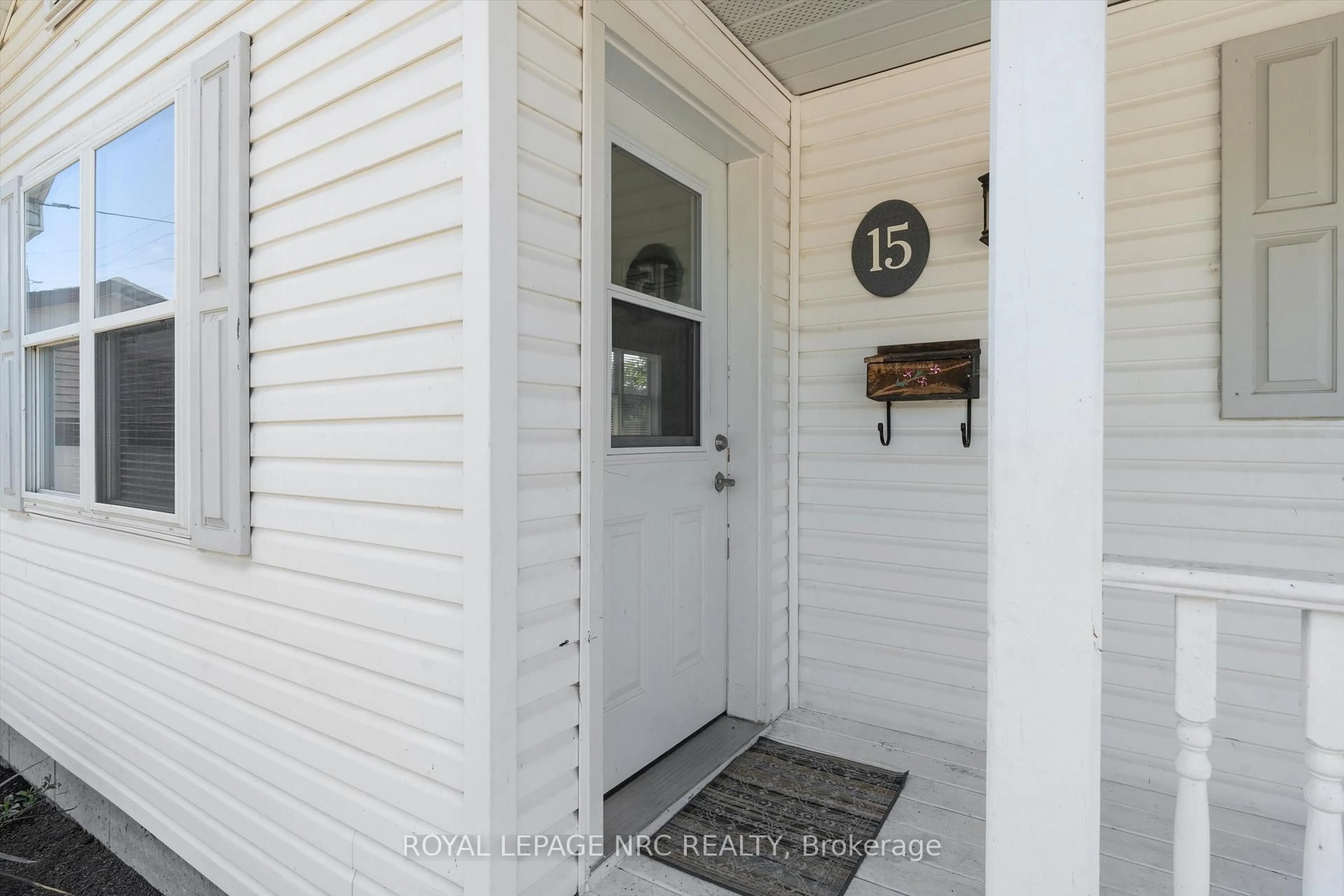 Indoor entryway for 15 Michigan St, Welland Ontario L3B 3A6