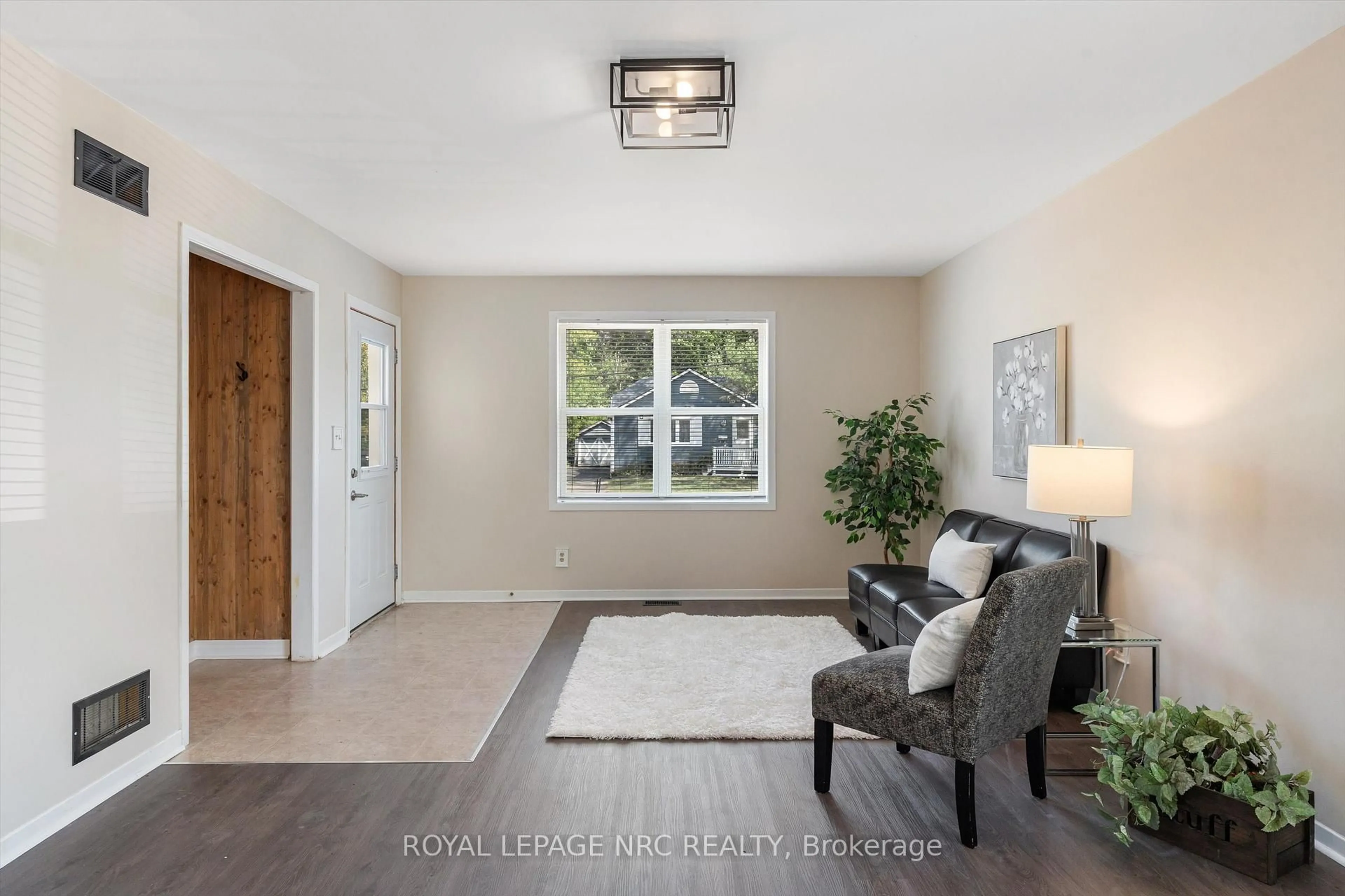 Indoor entryway for 15 Michigan St, Welland Ontario L3B 3A6