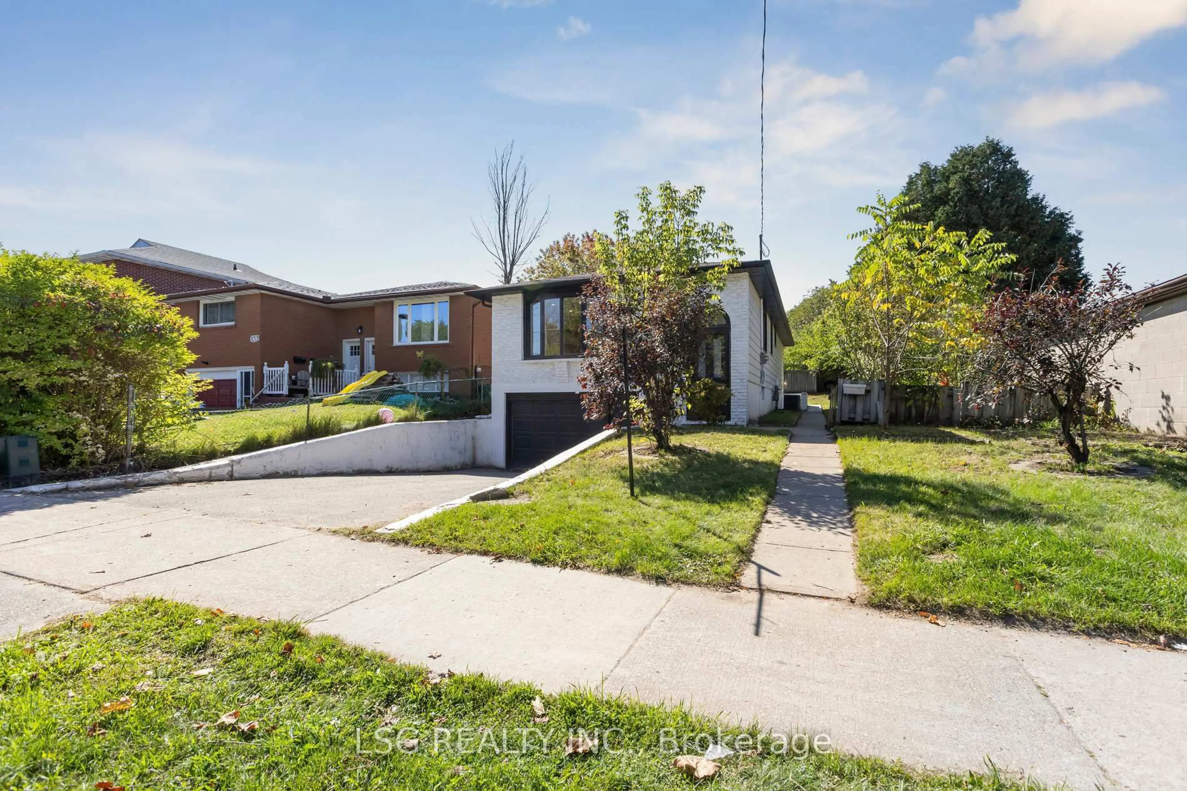 A pic from outside/outdoor area/front of a property/back of a property/a pic from drone, street for 335 Belmont Ave West Ave, Kitchener Ontario N2M 1M7