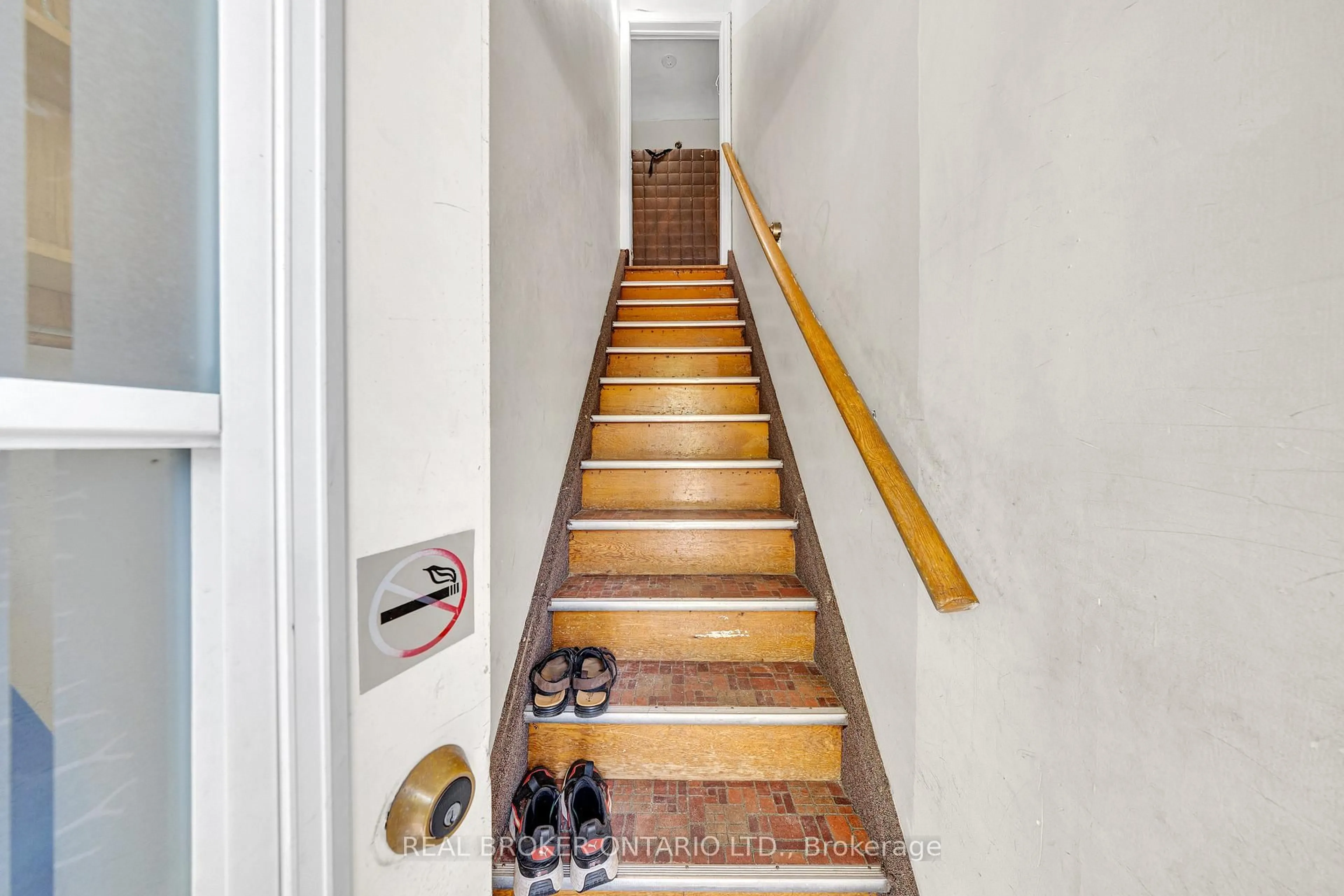 Stairs for 710 Cameron St, Peterborough Central Ontario K9J 3Z8