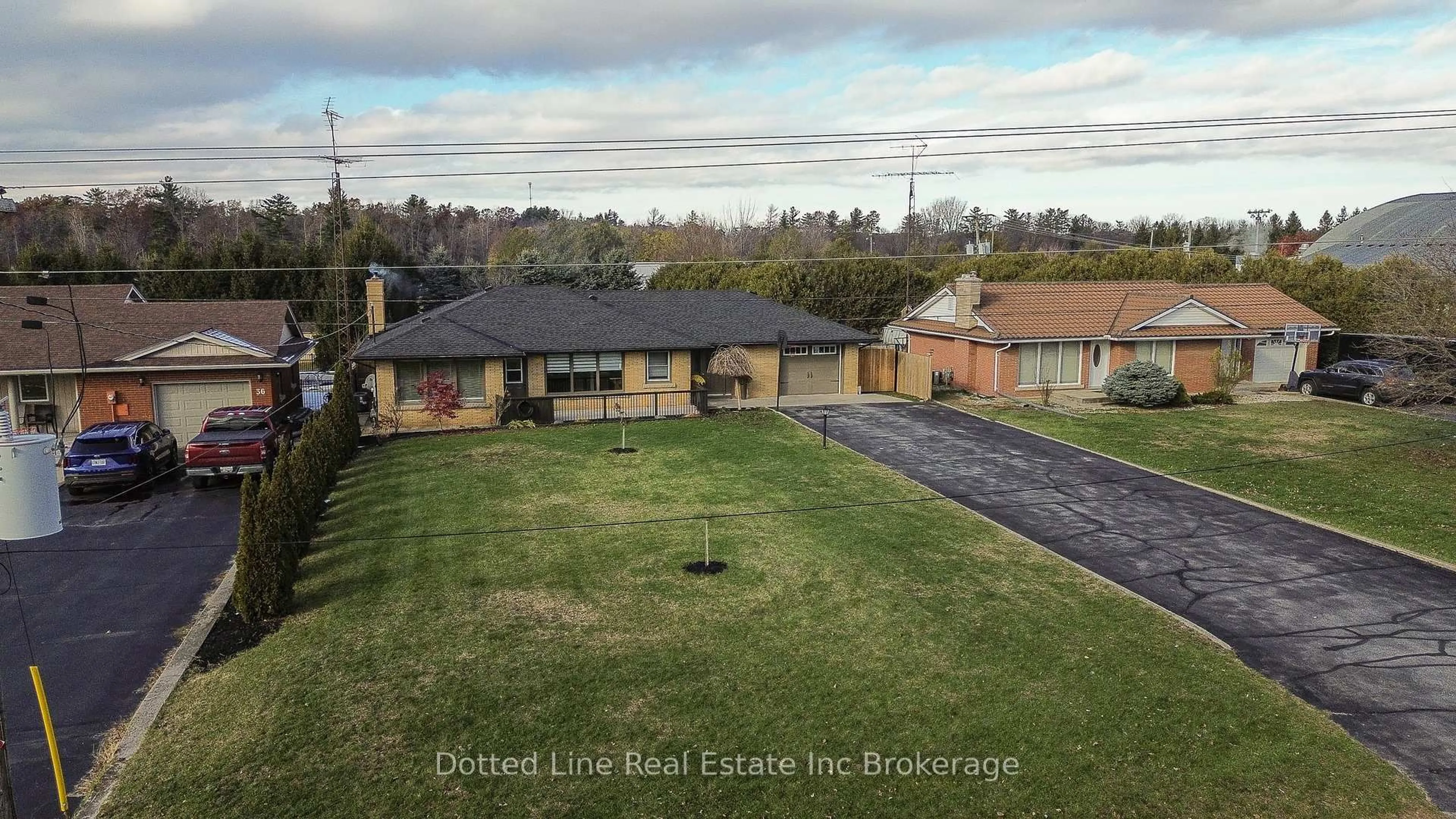 A pic from outside/outdoor area/front of a property/back of a property/a pic from drone, street for 34 Albert St, Norfolk Ontario N0E 1G0