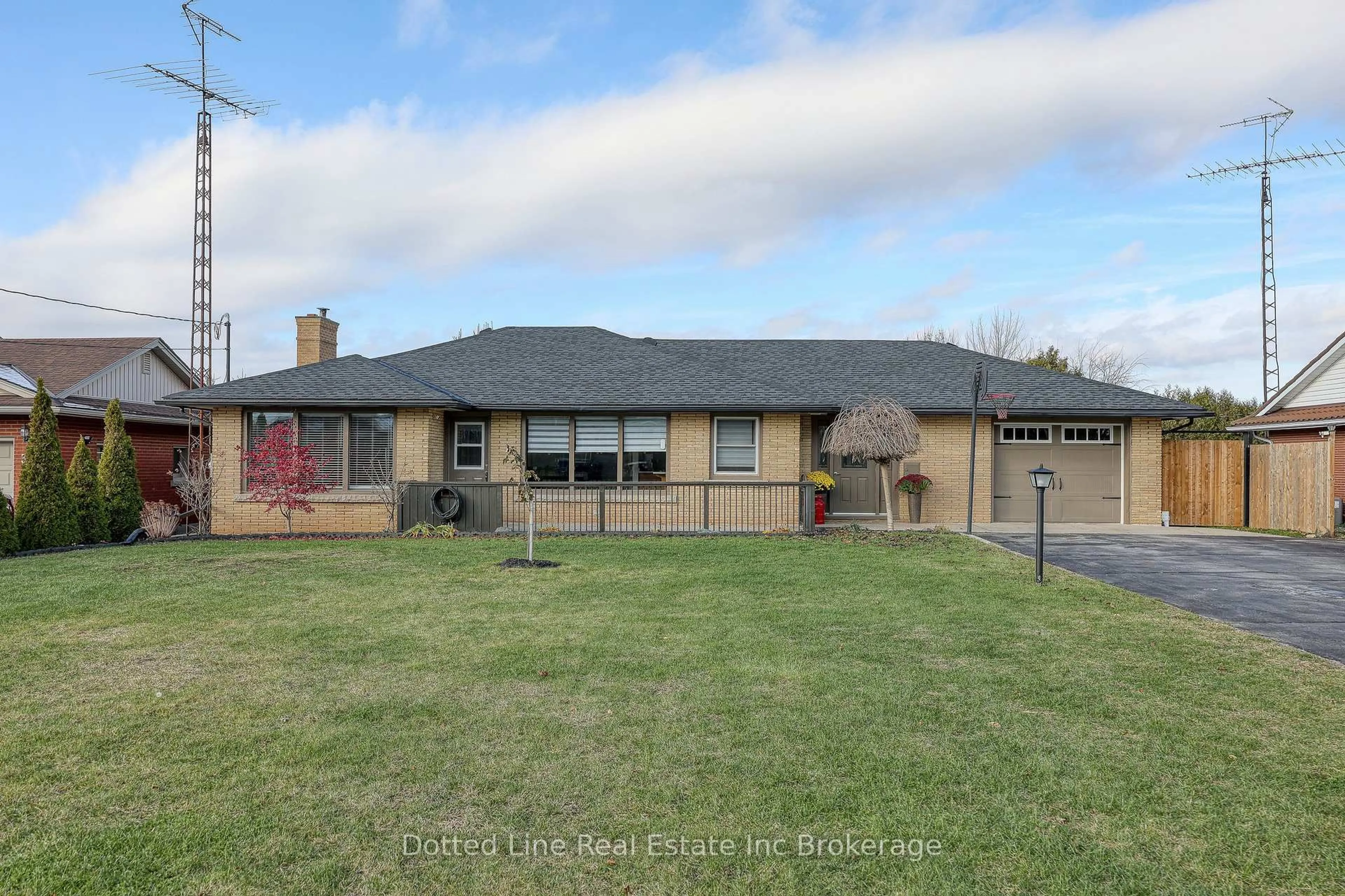 A pic from outside/outdoor area/front of a property/back of a property/a pic from drone, street for 34 Albert St, Norfolk Ontario N0E 1G0