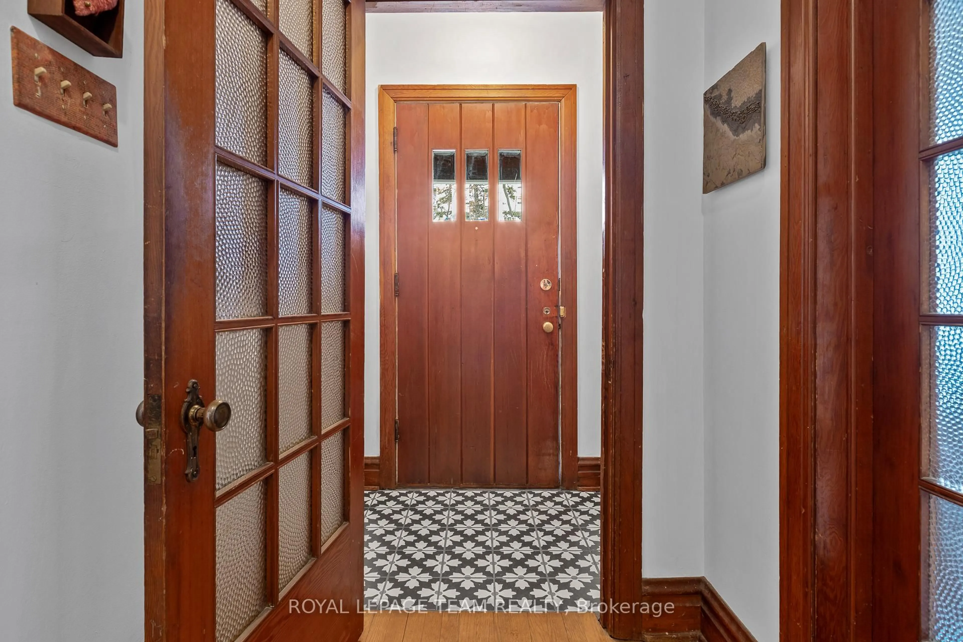 Indoor foyer for 15 Helena St, Ottawa Ontario K1Y 3M7