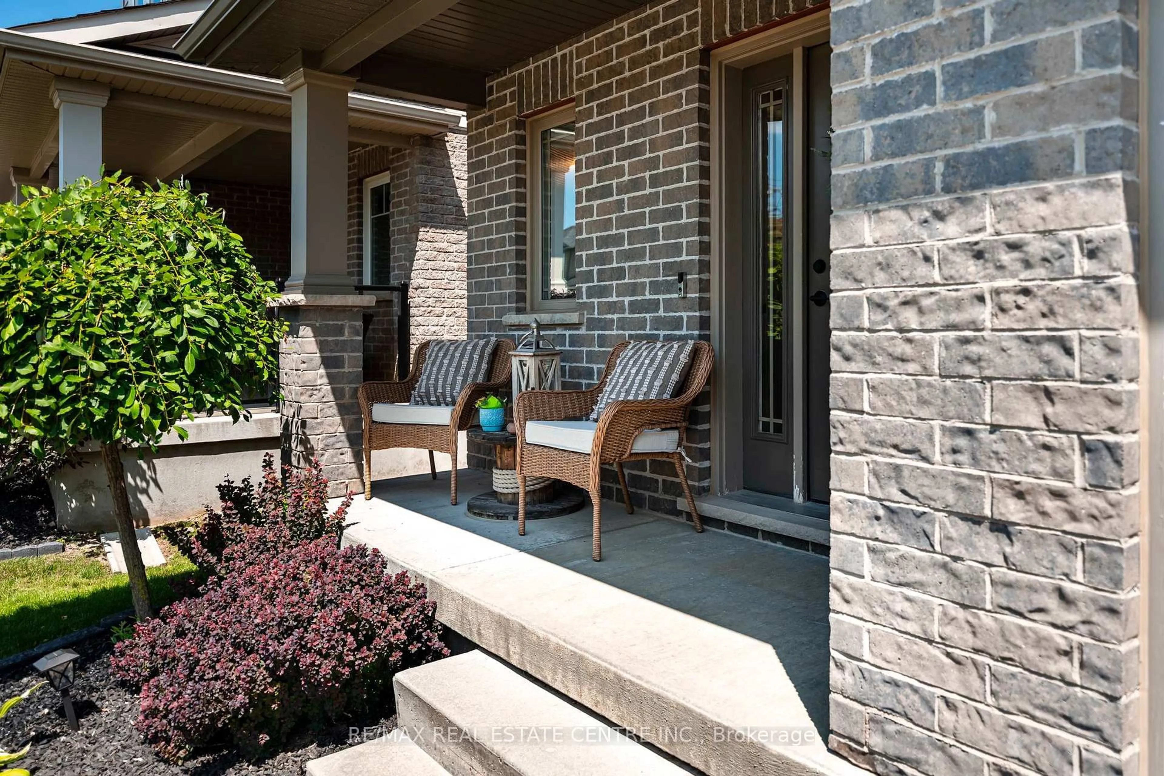 Patio, street for 121 Taylor Dr, East Luther Grand Valley Ontario L9W 6P1