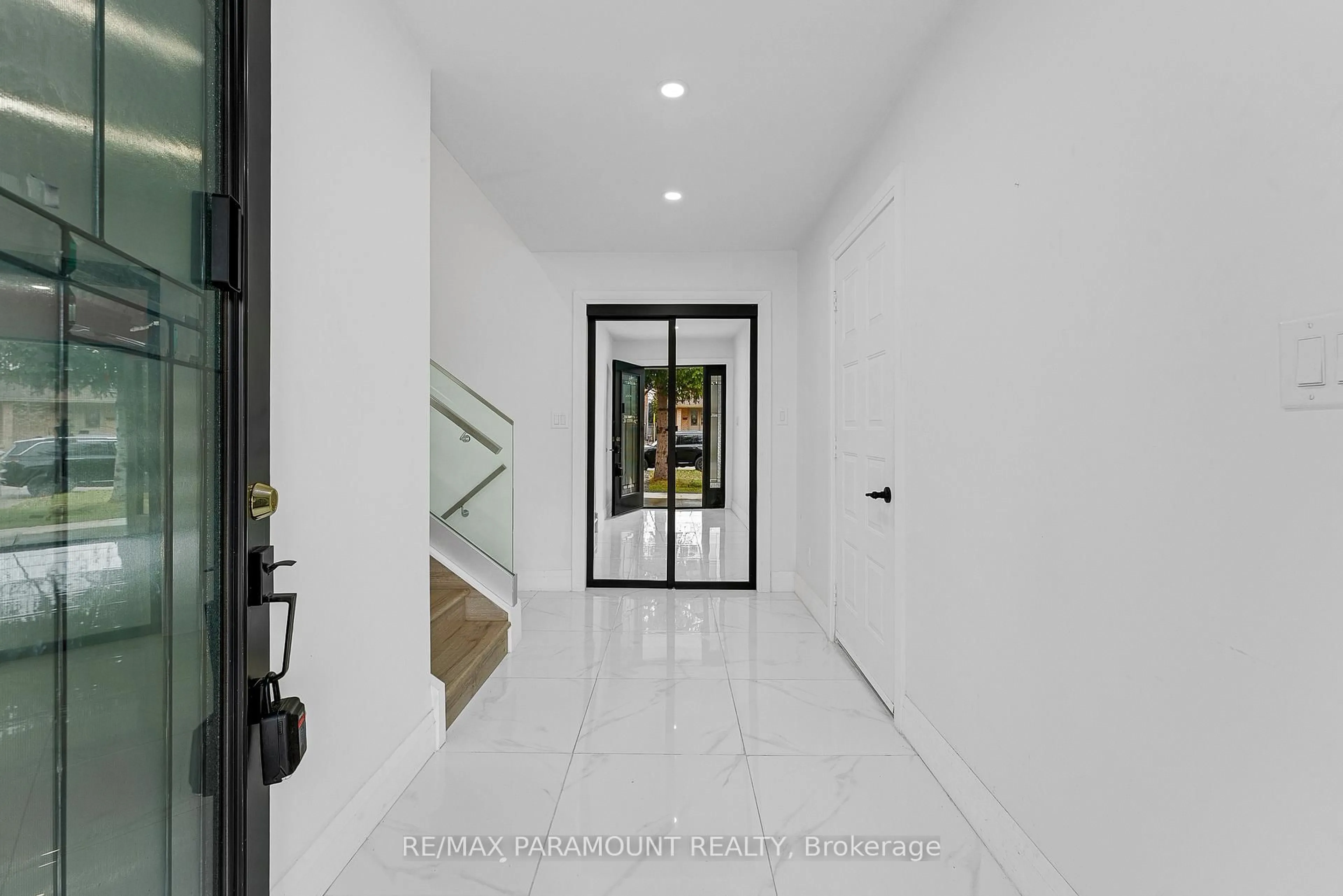 Indoor foyer for 511 Gauthier Dr, Tecumseh Ontario N8N 3K8