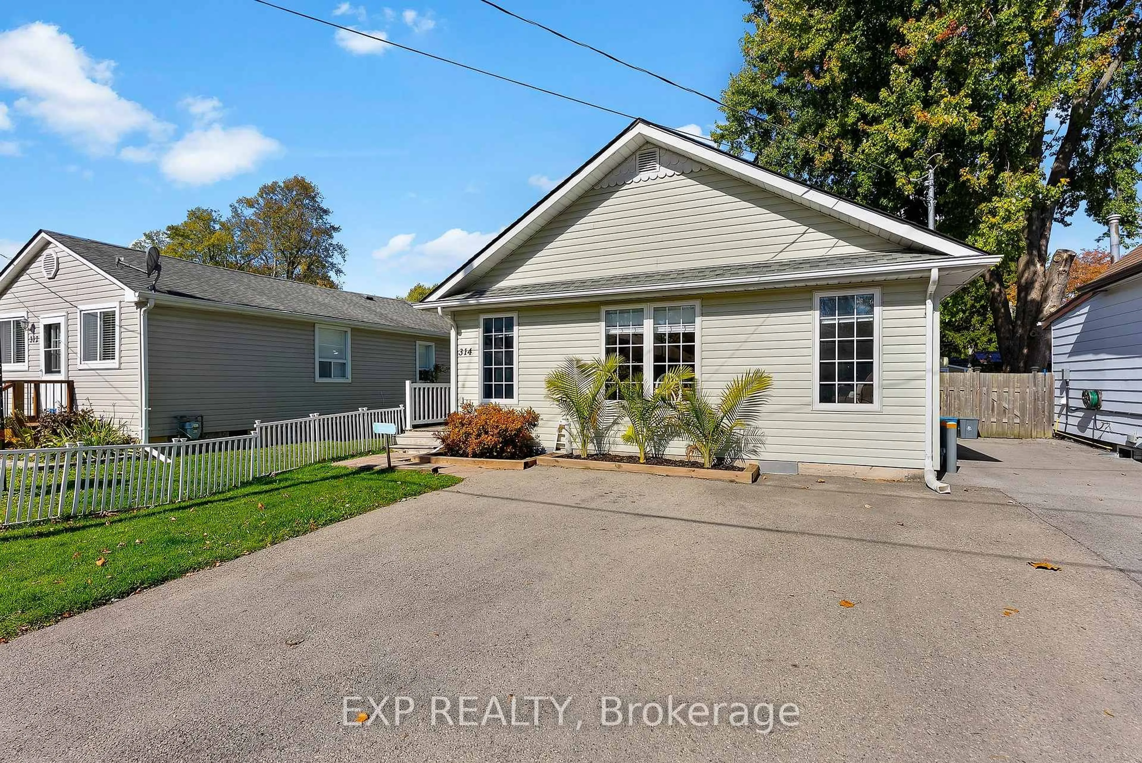 A pic from outside/outdoor area/front of a property/back of a property/a pic from drone, street for 314 LINCOLN Rd, Fort Erie Ontario L0S 1B0