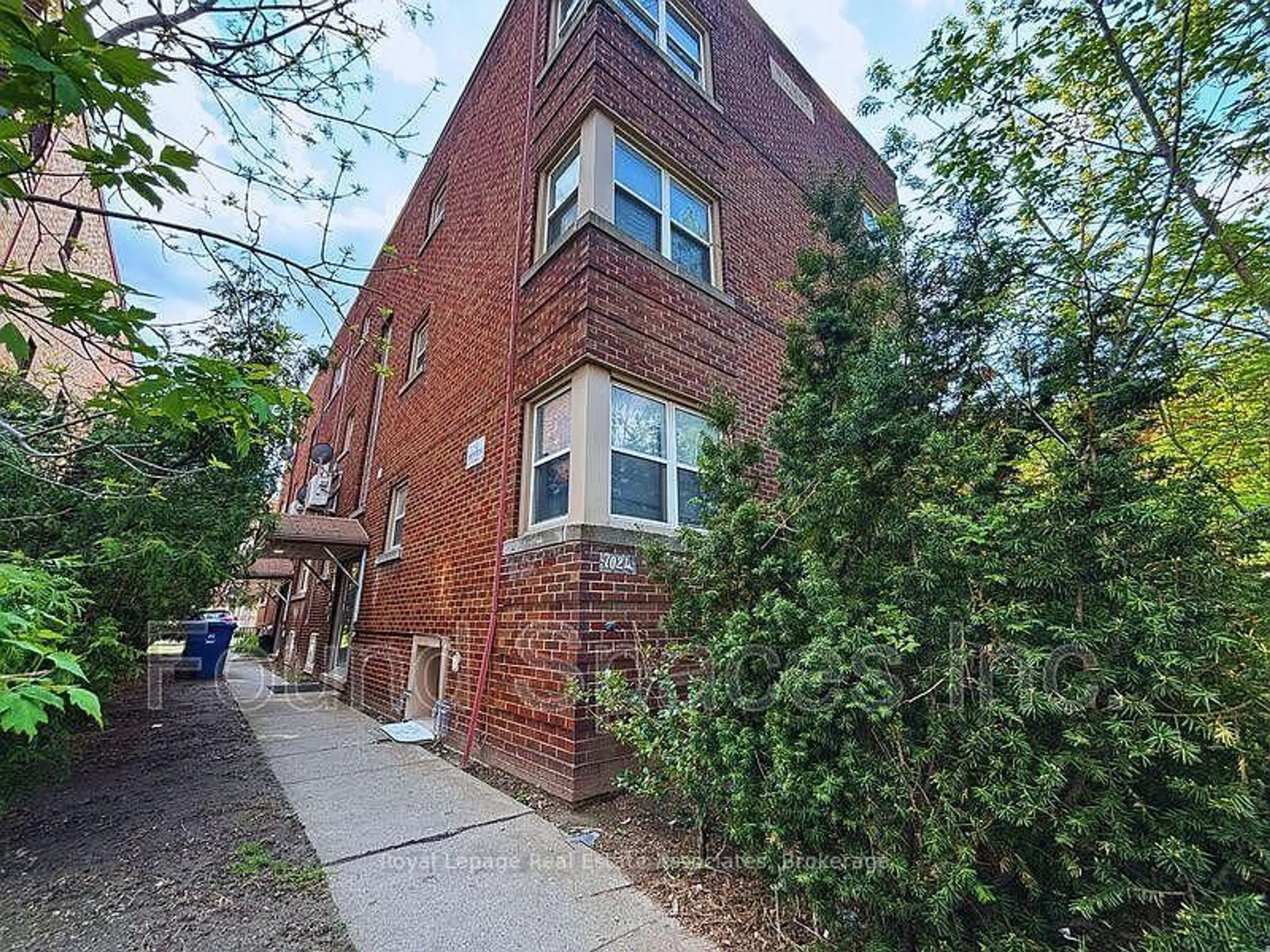 Home with brick exterior material, street for 1024 King St, Hamilton Ontario L8M 1C8