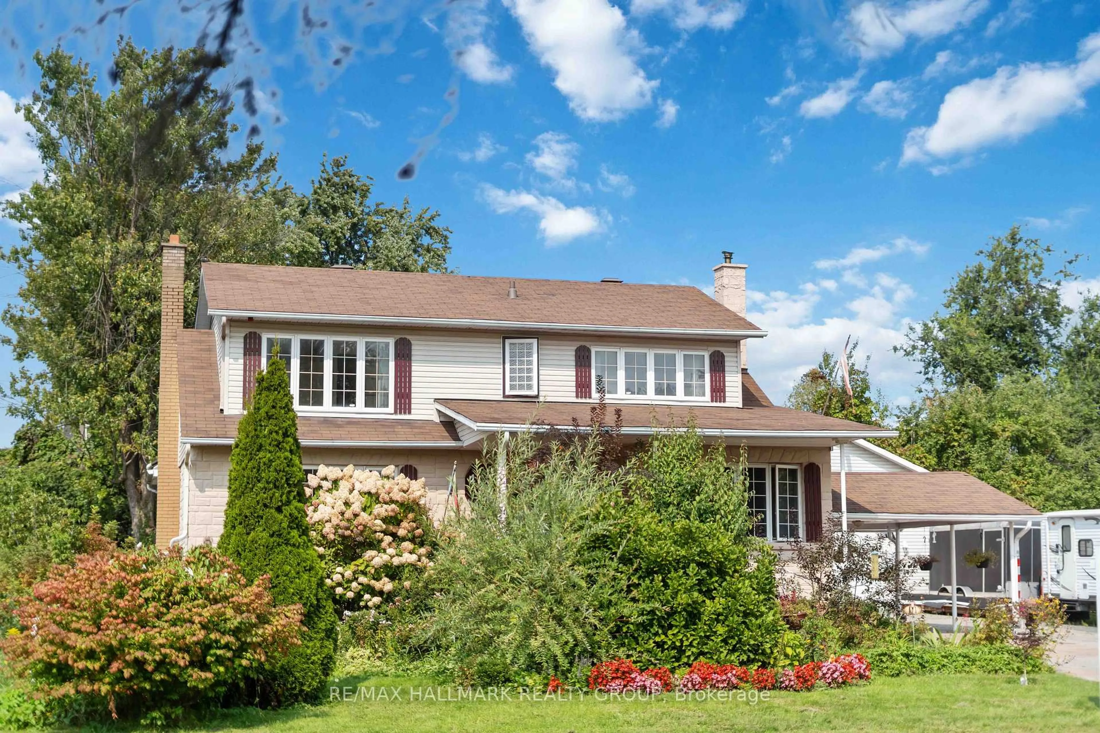 Home with vinyl exterior material, unknown for 431 Blake Blvd, Ottawa Ontario K1K 1A9