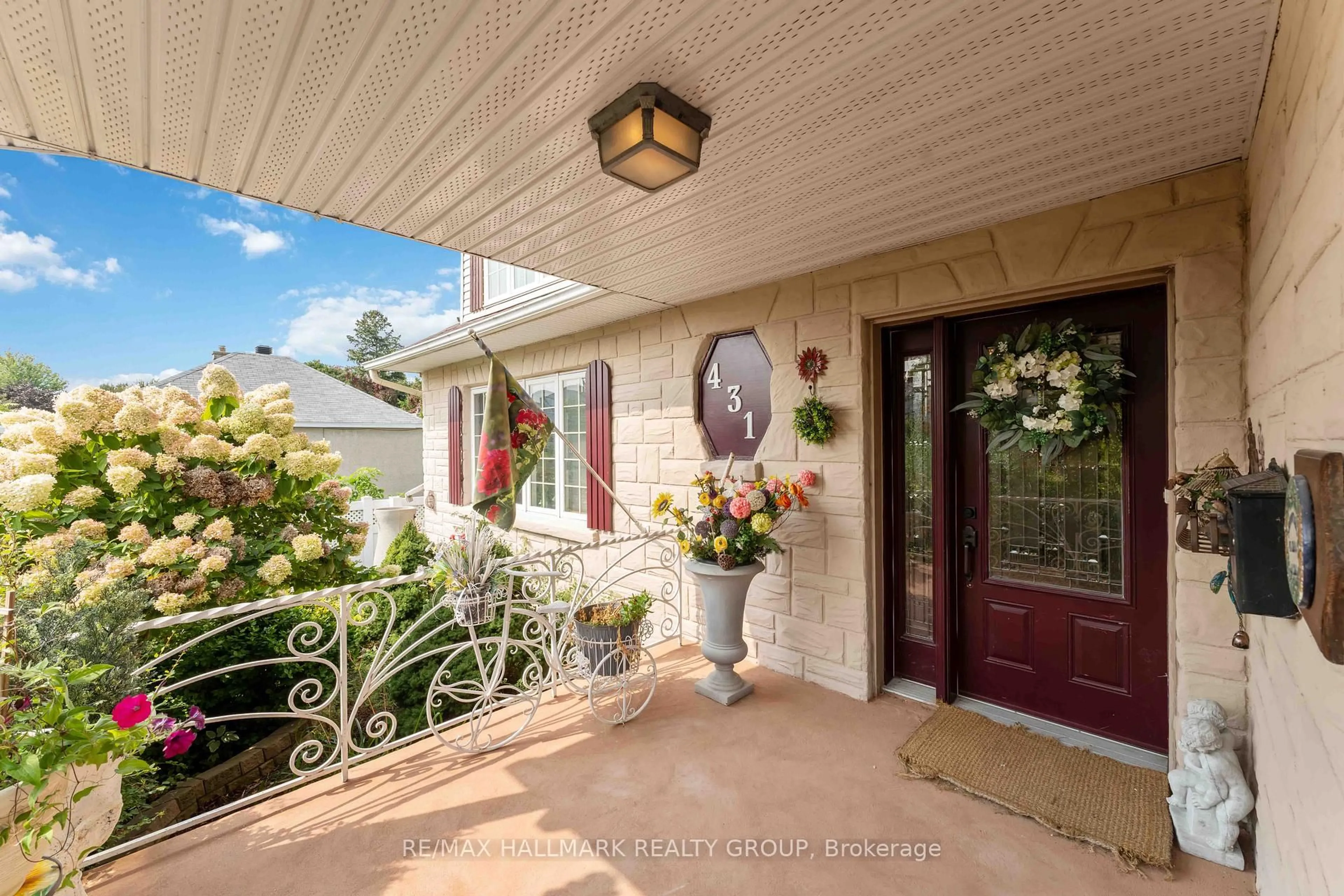 Indoor entryway for 431 Blake Blvd, Ottawa Ontario K1K 1A9