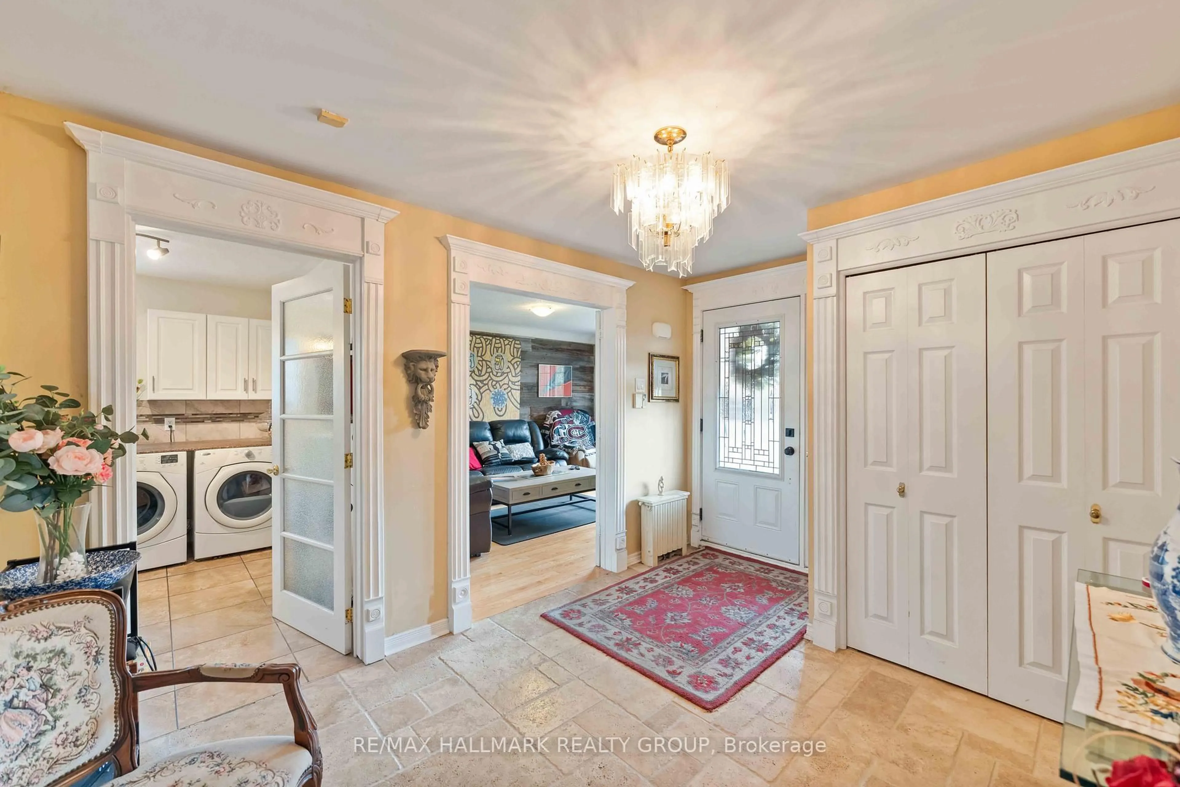 Indoor foyer for 431 Blake Blvd, Ottawa Ontario K1K 1A9