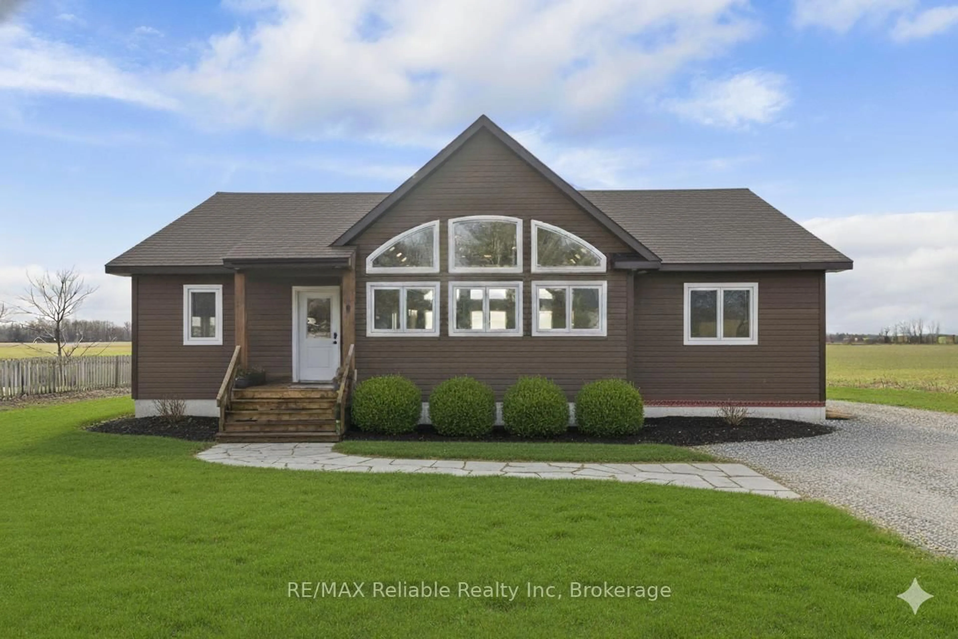 Home with vinyl exterior material, building for 43841 Cranbrook Rd, Huron East Ontario N0G 1H0