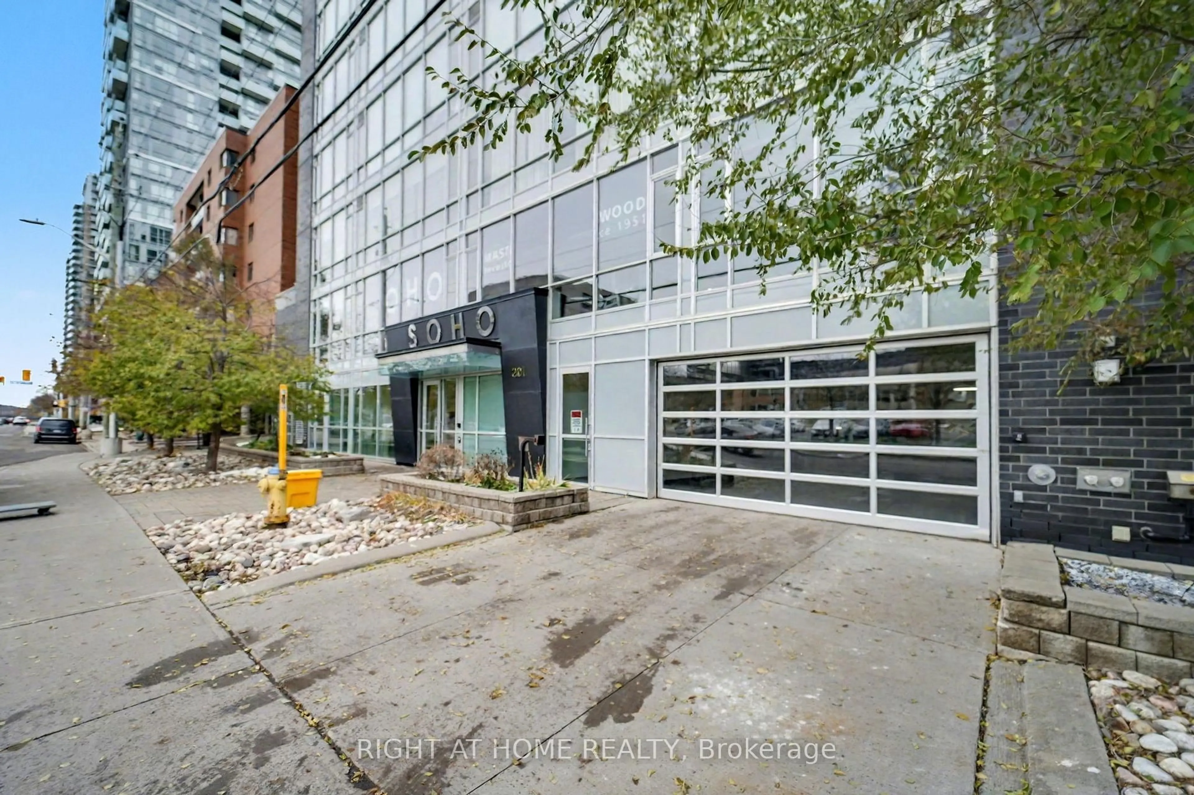 Indoor foyer for 201 Parkdale Ave #1602, Ottawa Ontario K1Y 1E8