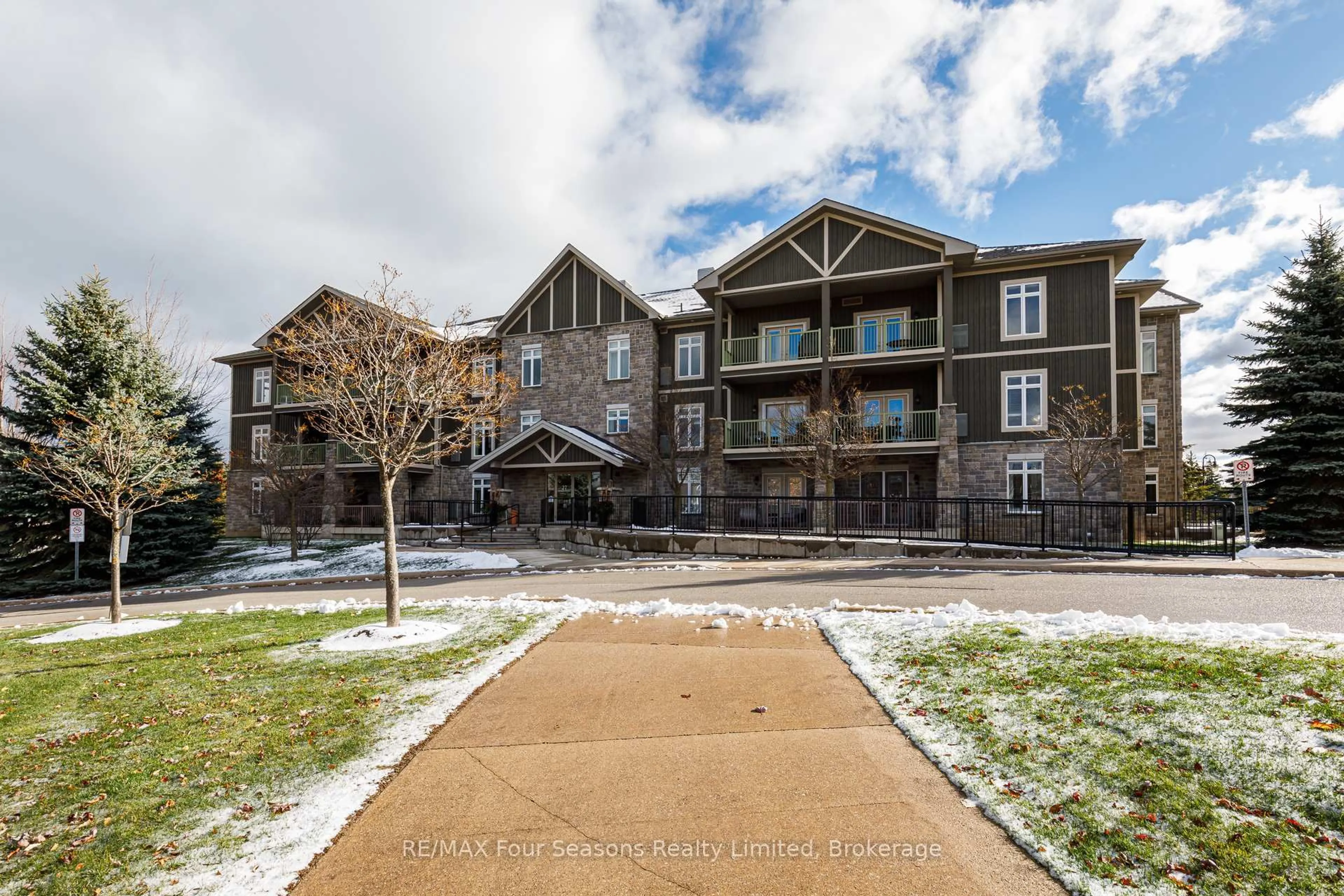 Patio, mountain view for 27 Beaver St #305, Blue Mountains Ontario N0H 2P0