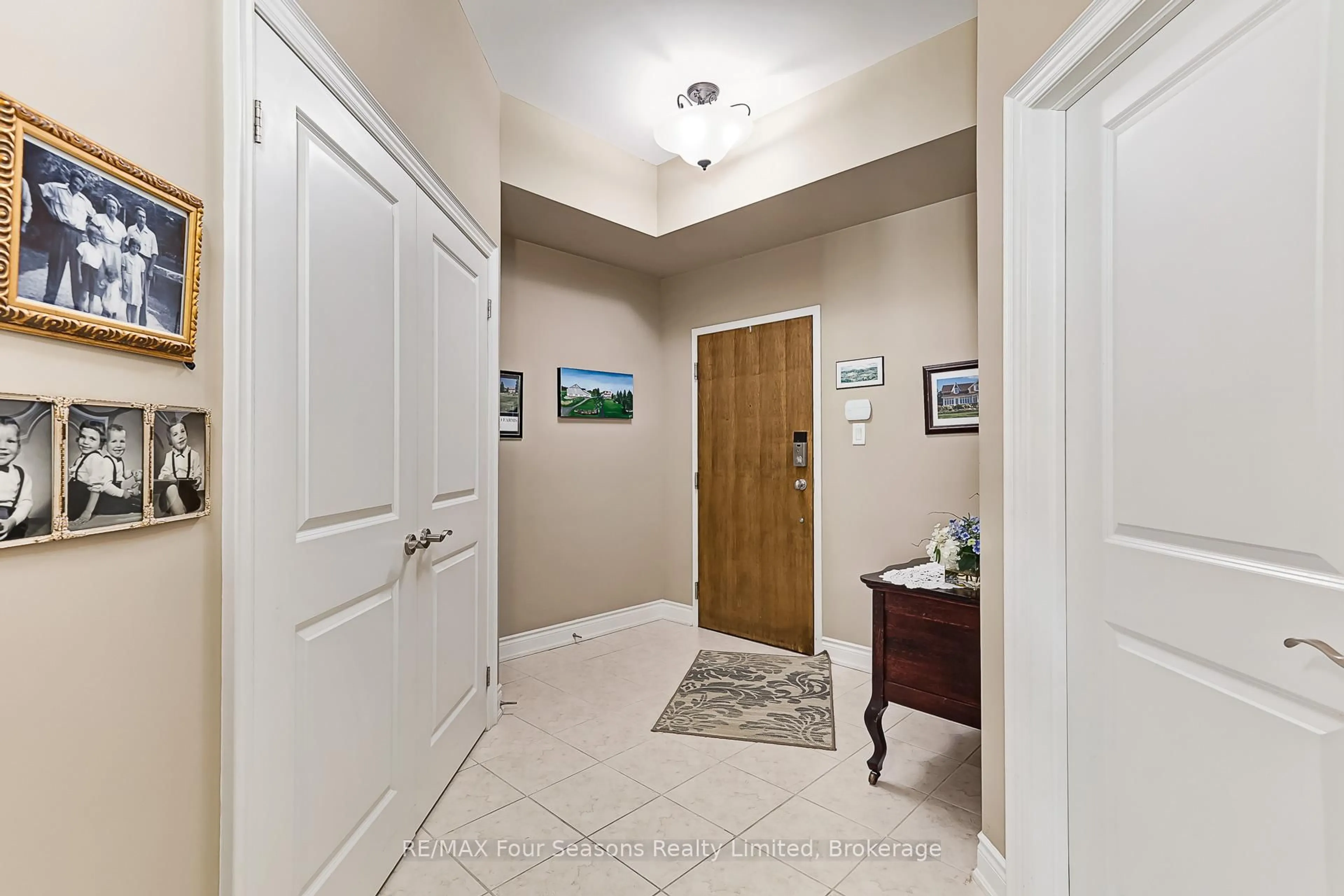 Indoor entryway for 27 Beaver St #305, Blue Mountains Ontario N0H 2P0