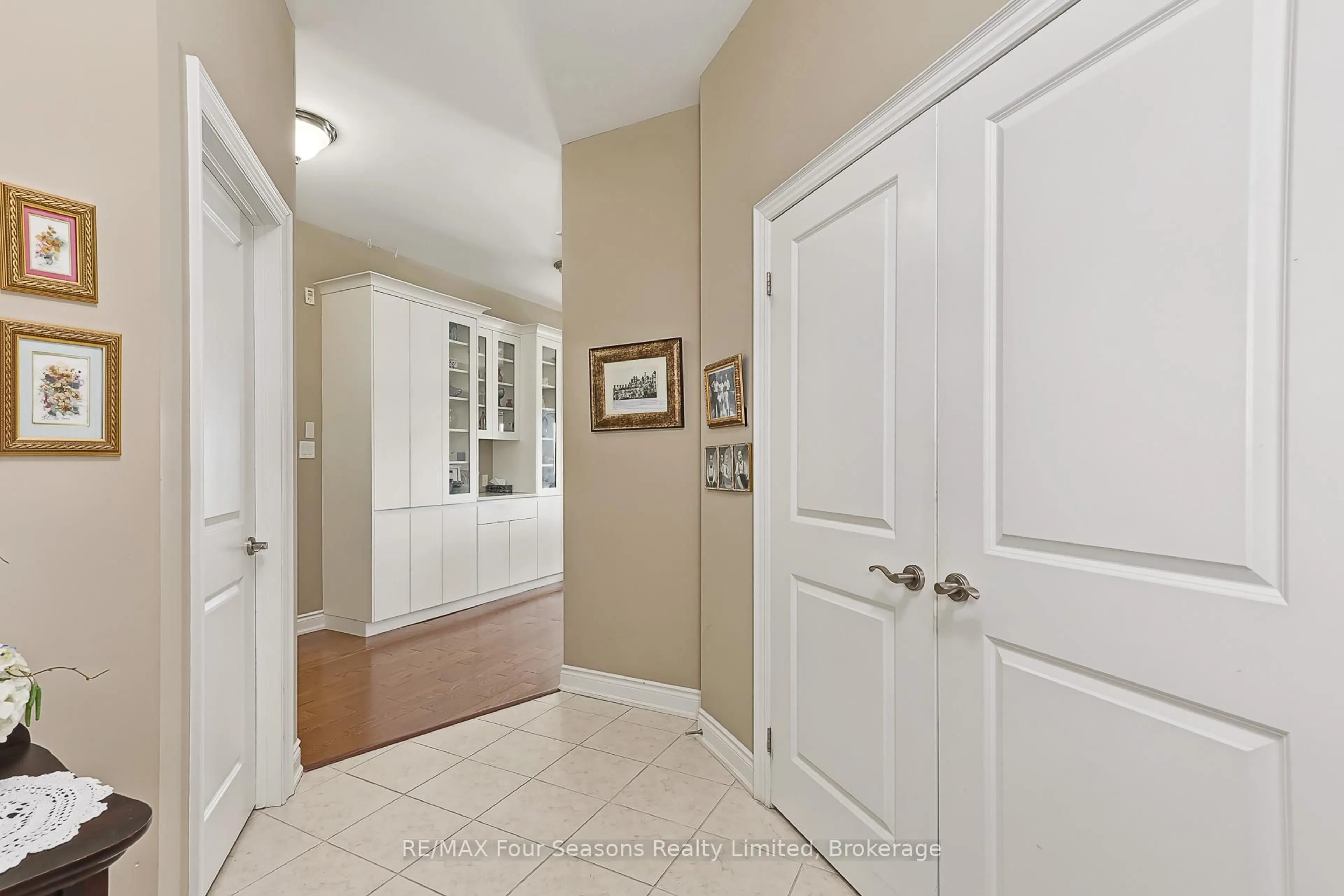 Indoor entryway for 27 Beaver St #305, Blue Mountains Ontario N0H 2P0
