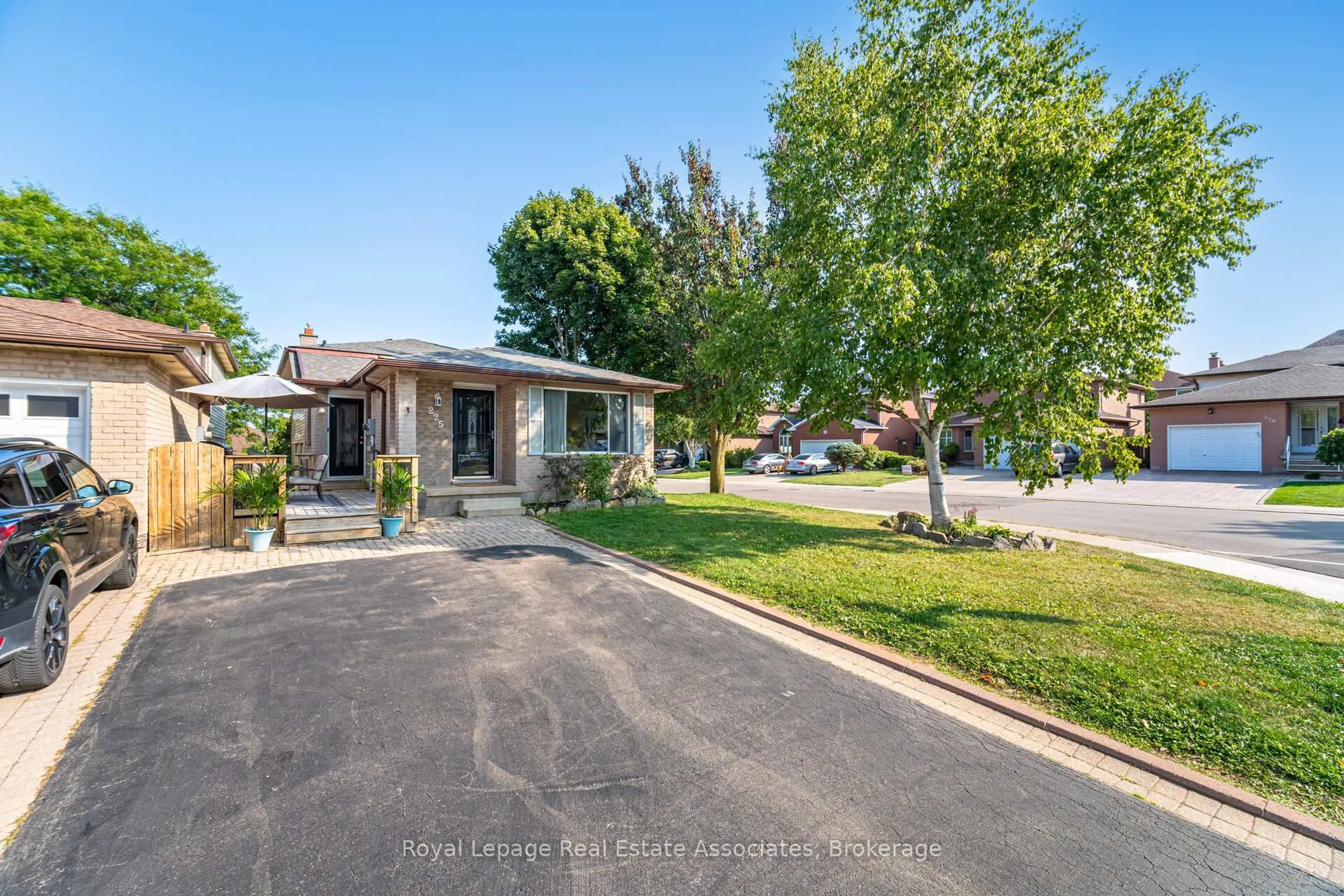 A pic from outside/outdoor area/front of a property/back of a property/a pic from drone, street for 225 Golfwood Dr, Hamilton Ontario L9C 7C6
