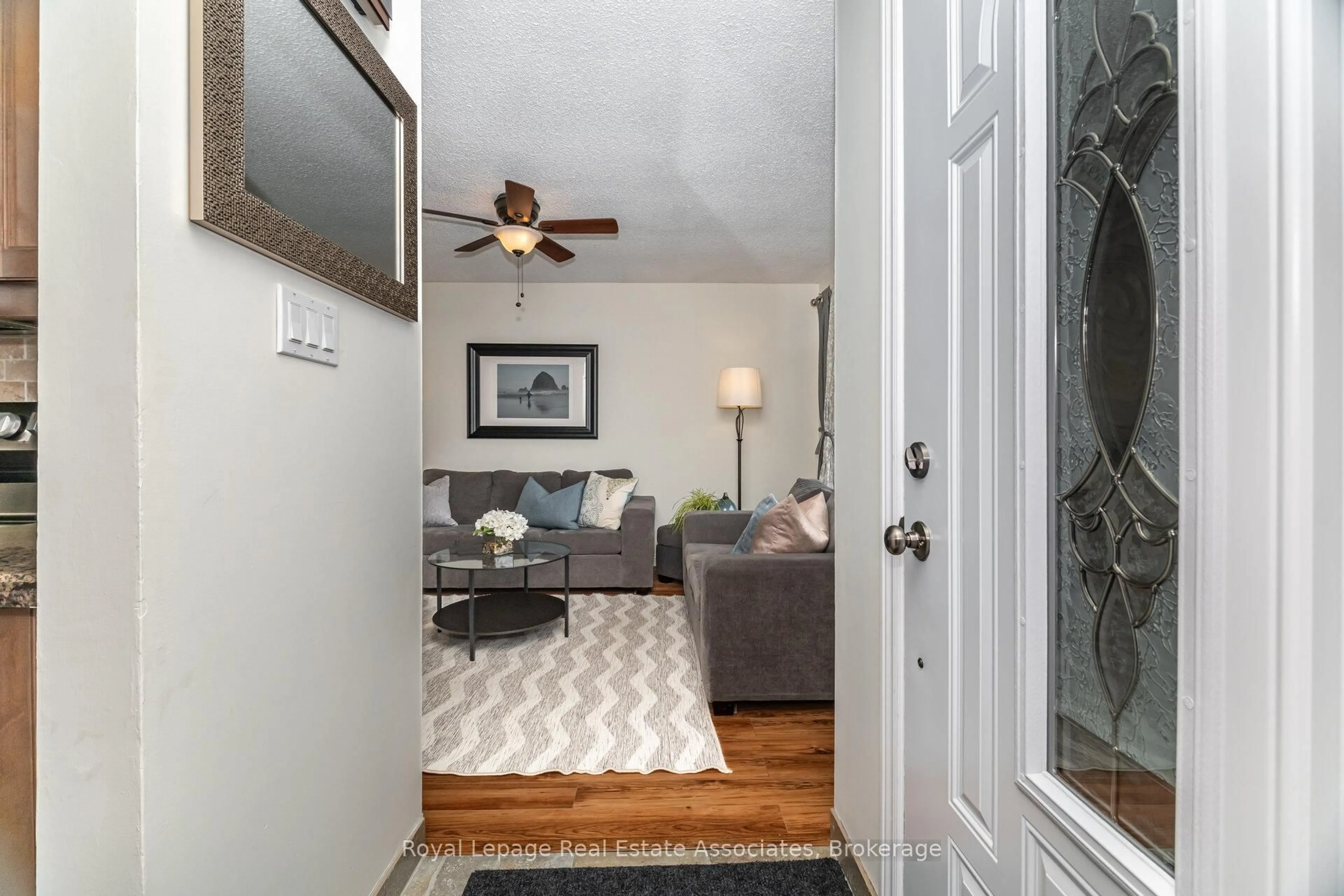 Indoor entryway for 225 Golfwood Dr, Hamilton Ontario L9C 7C6