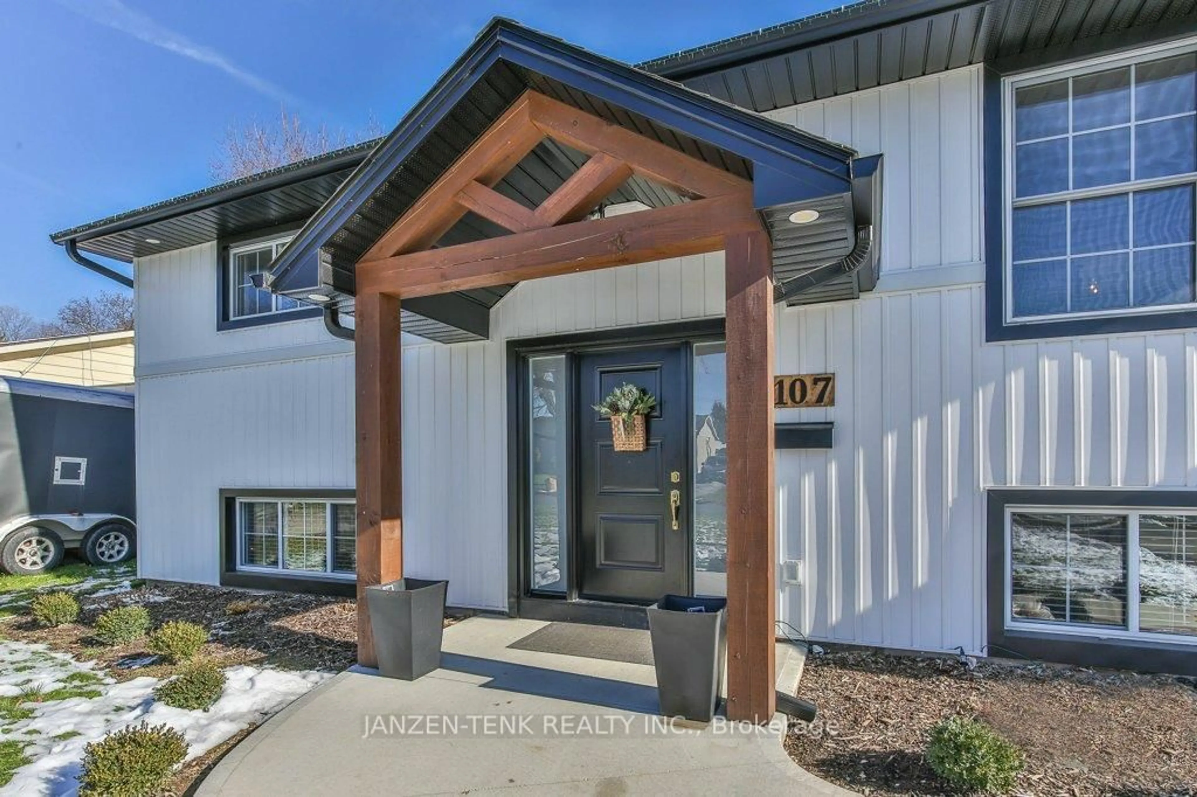 Indoor entryway for 107 Fourth Ave, Aylmer Ontario N5H 2L2