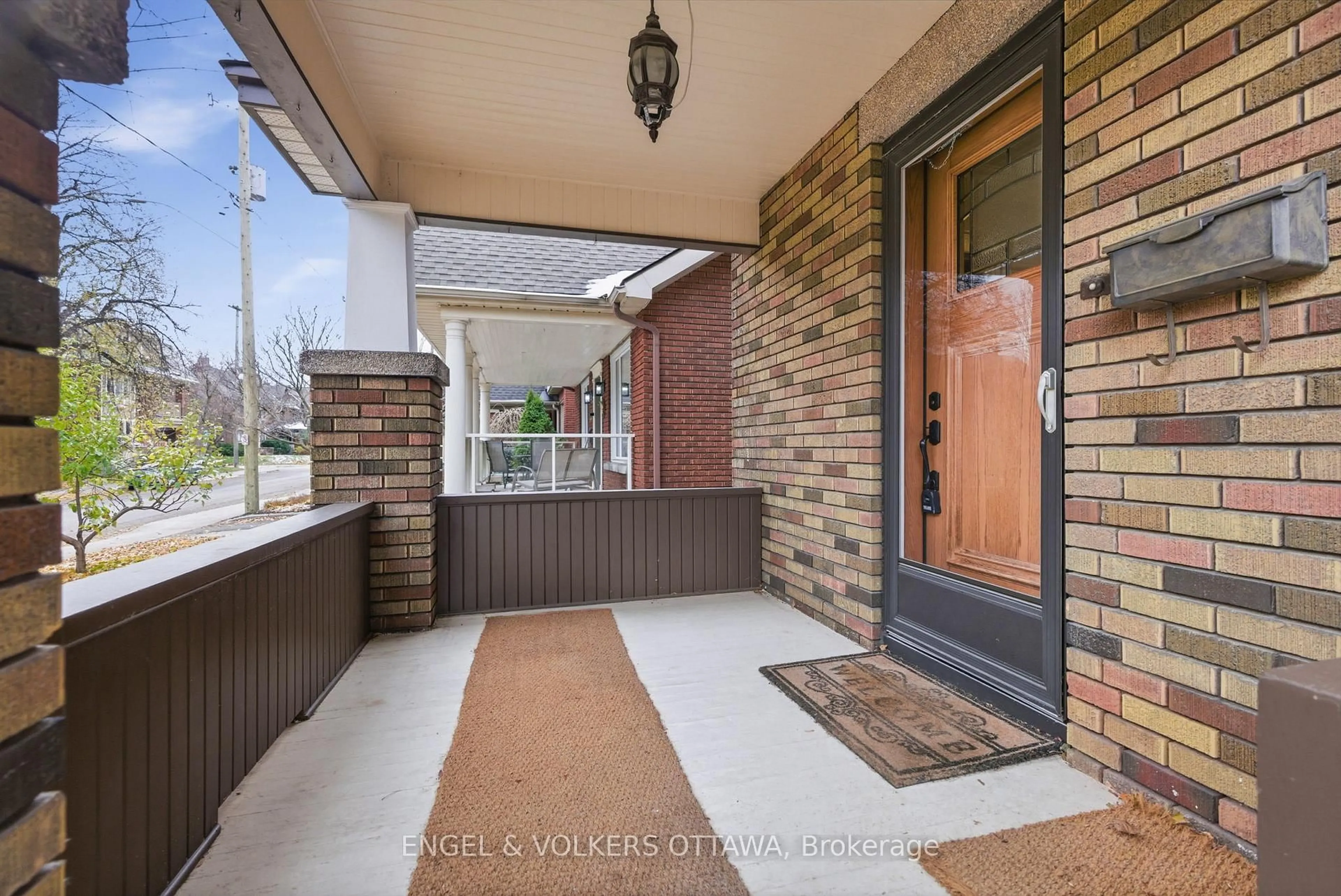 Indoor entryway for 227 Third Ave, Ottawa Ontario K1S 2K2