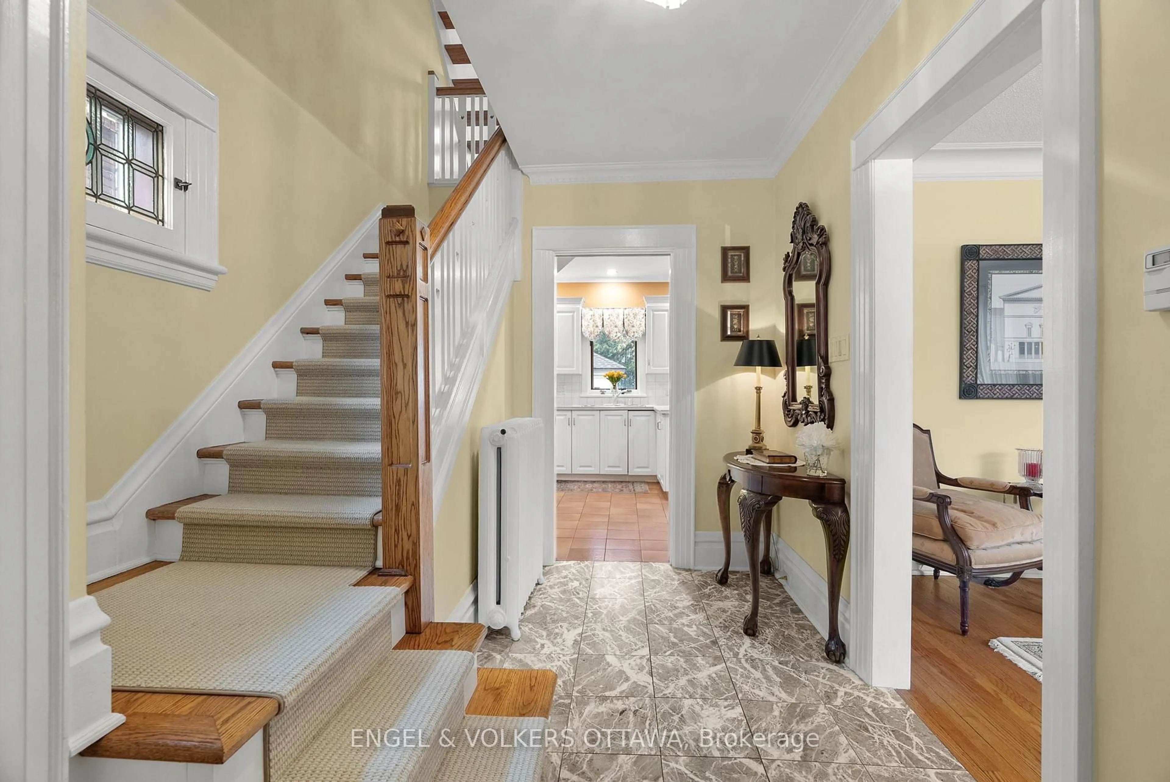 Indoor entryway for 227 Third Ave, Ottawa Ontario K1S 2K2