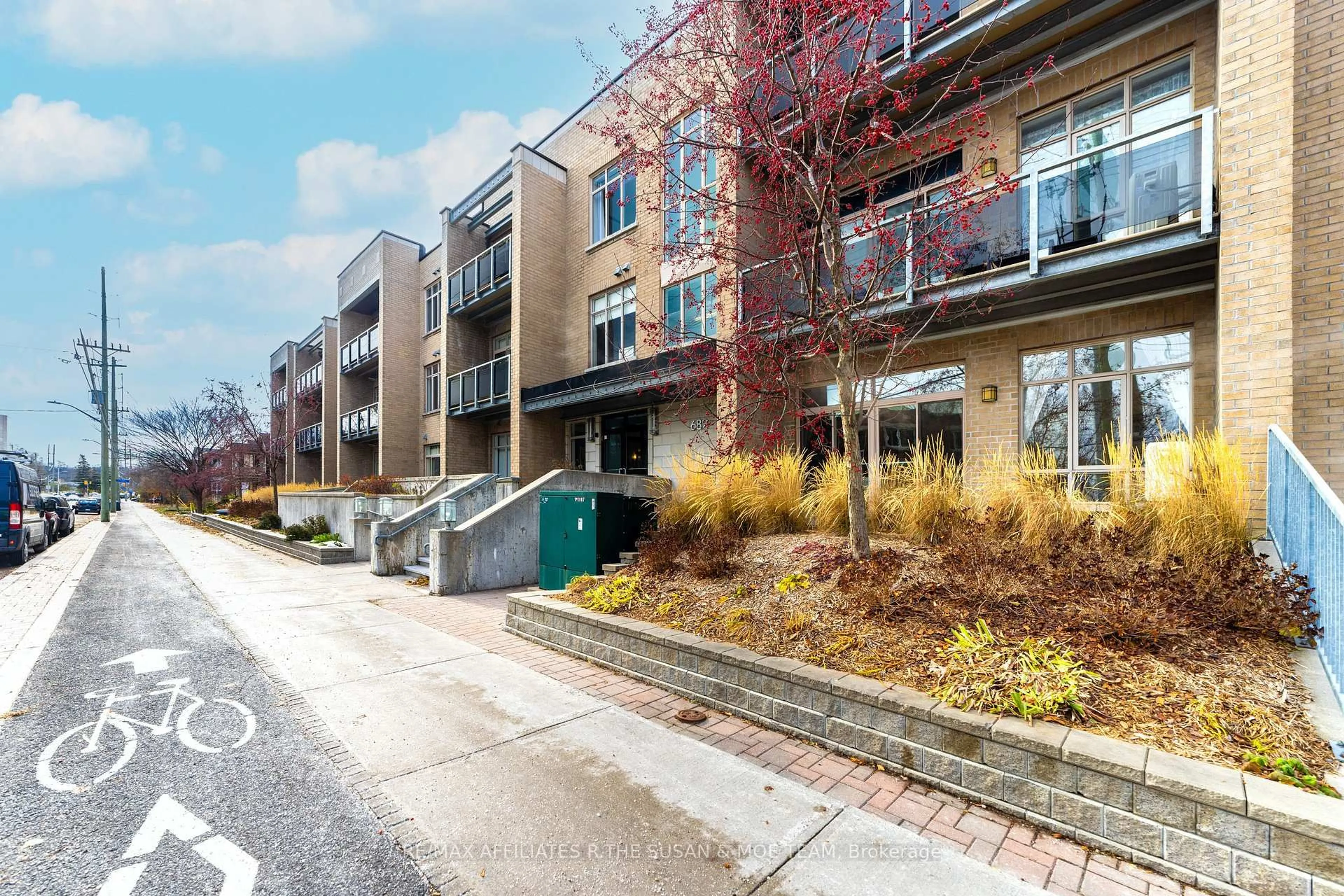 Patio, street for 682 Churchill Ave #106, Ottawa Ontario K1Z 5G5
