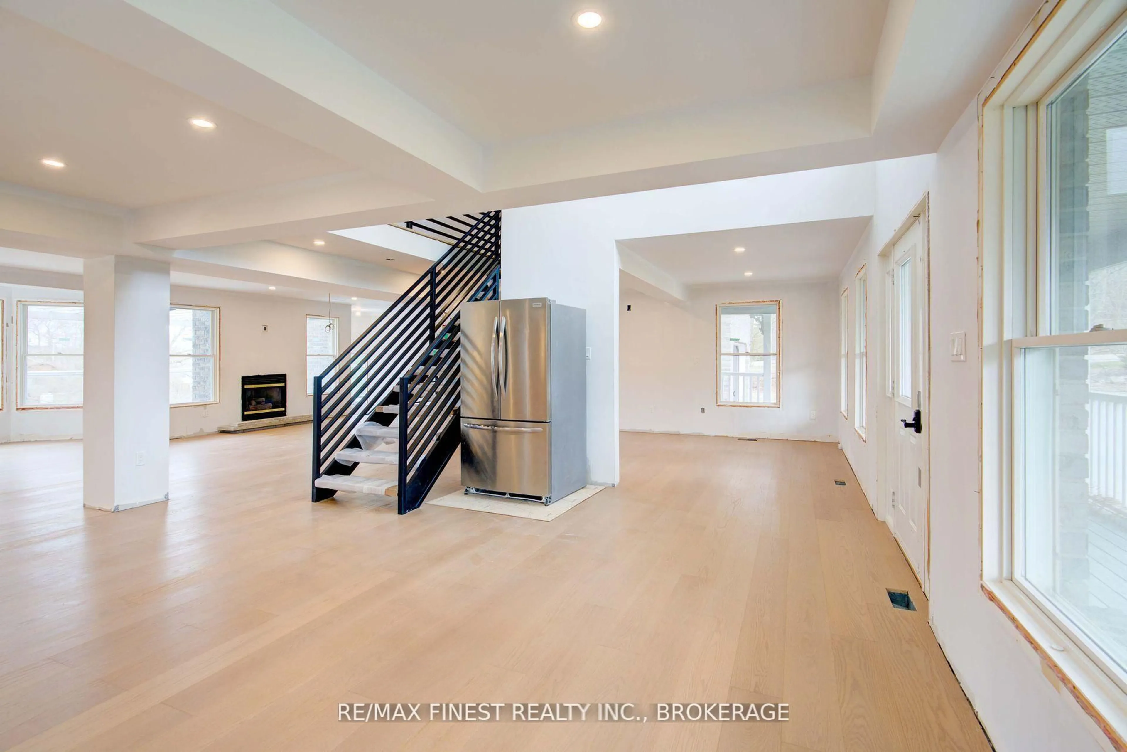 Indoor entryway for 1674 South Blvd, Kingston Ontario K7L 4V1