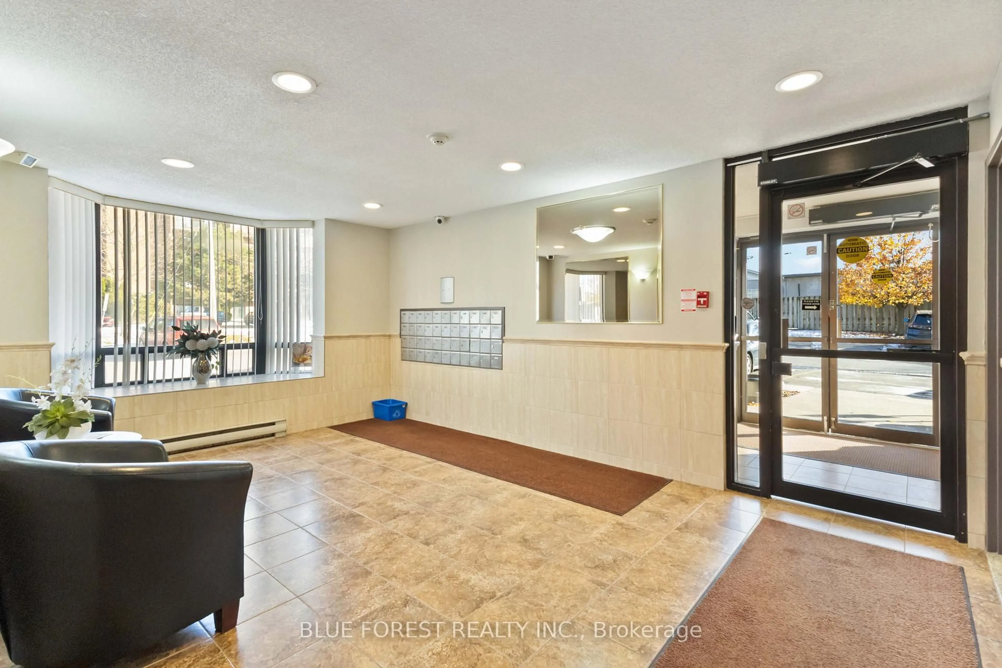 Indoor foyer for 75 Huxley St #502, London South Ontario N6J 4W7
