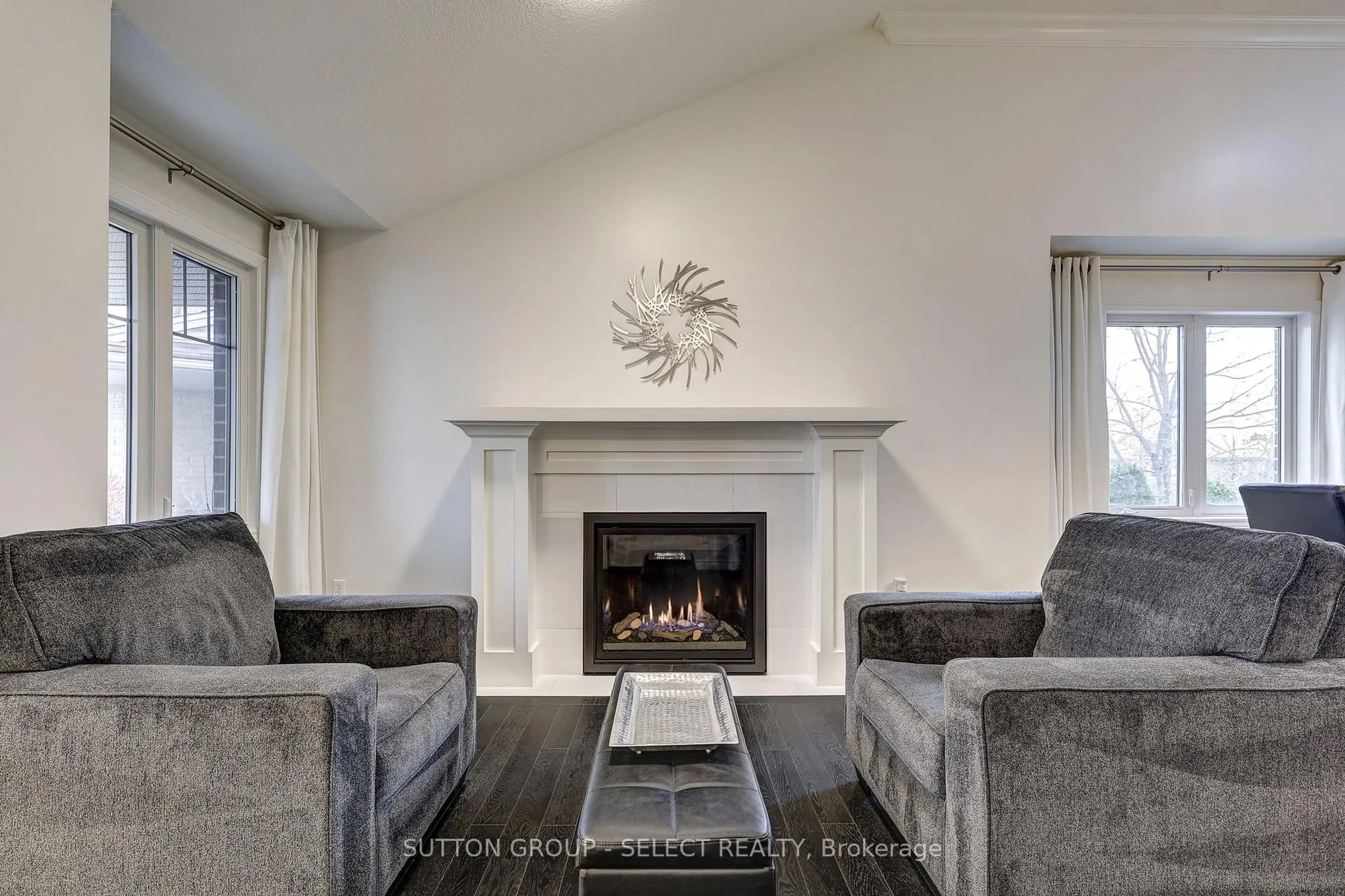 Living room with furniture, unknown for 21 Alderwood Crt, St. Thomas Ontario N5P 0B2