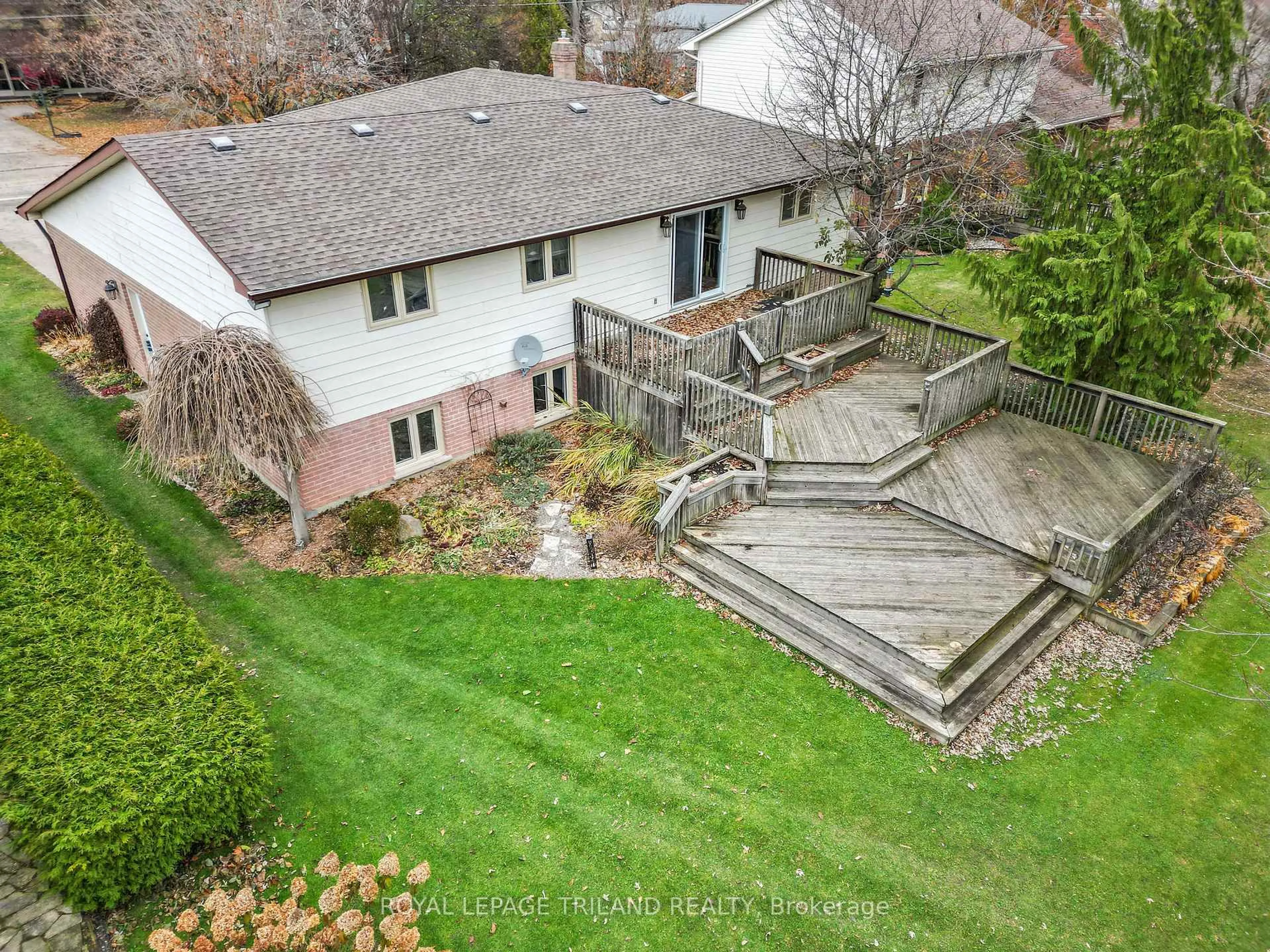 A pic from outside/outdoor area/front of a property/back of a property/a pic from drone, street for 115 Roe St, Southwest Middlesex Ontario N0L 1M0