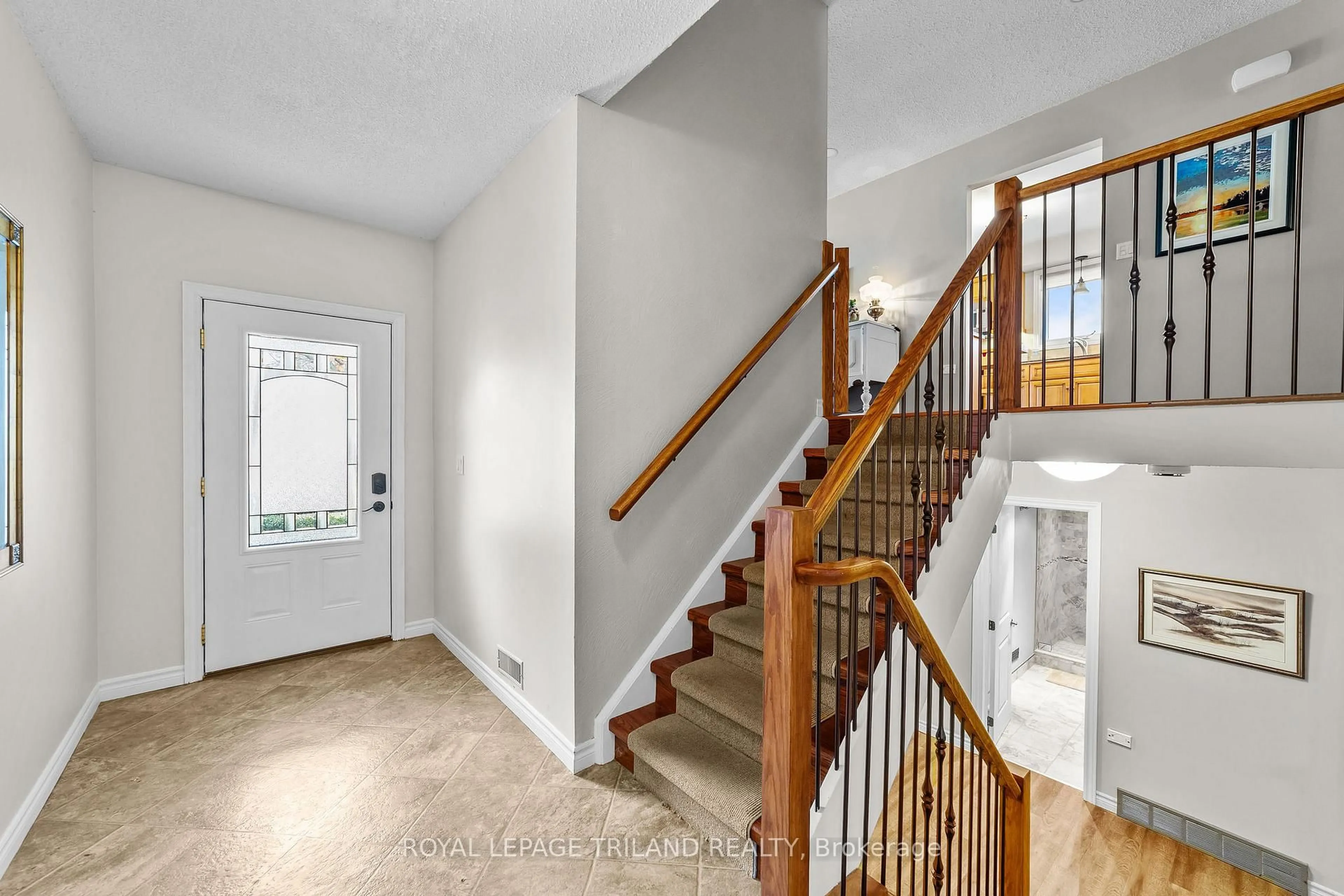 Indoor entryway for 115 Roe St, Southwest Middlesex Ontario N0L 1M0