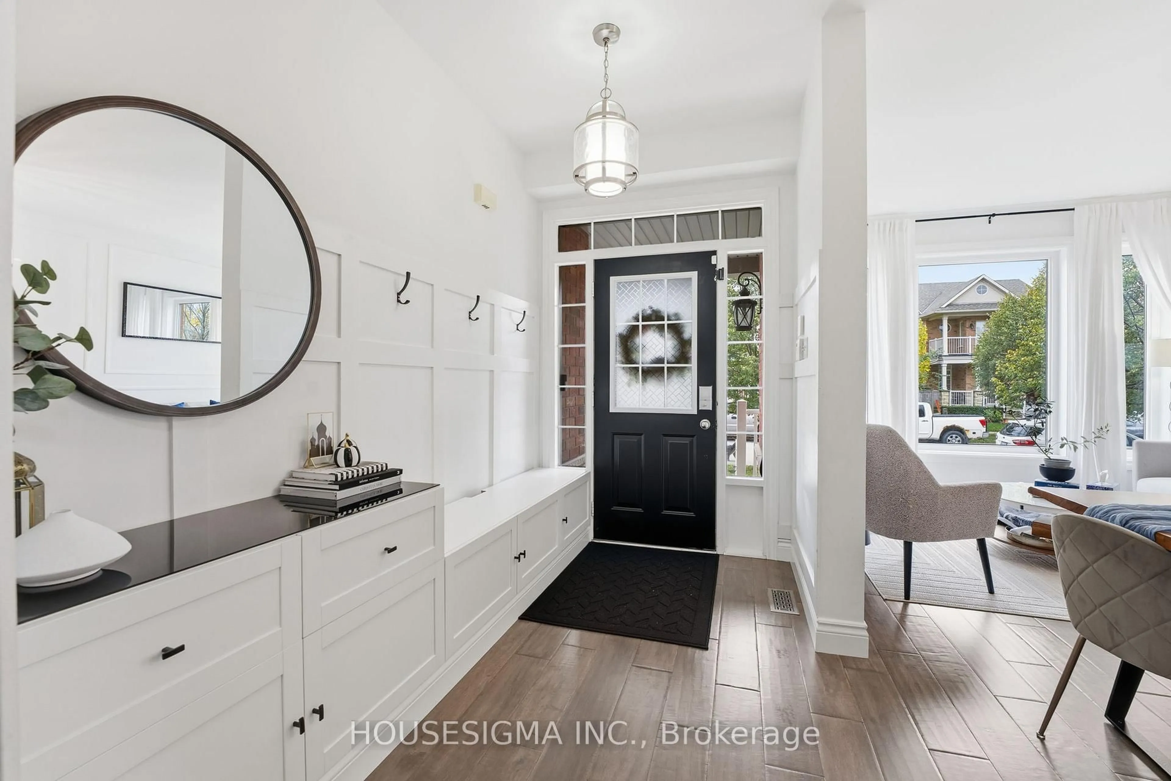 Indoor entryway for 92 Glenmeadow Cres, Hamilton Ontario L8E 6C2