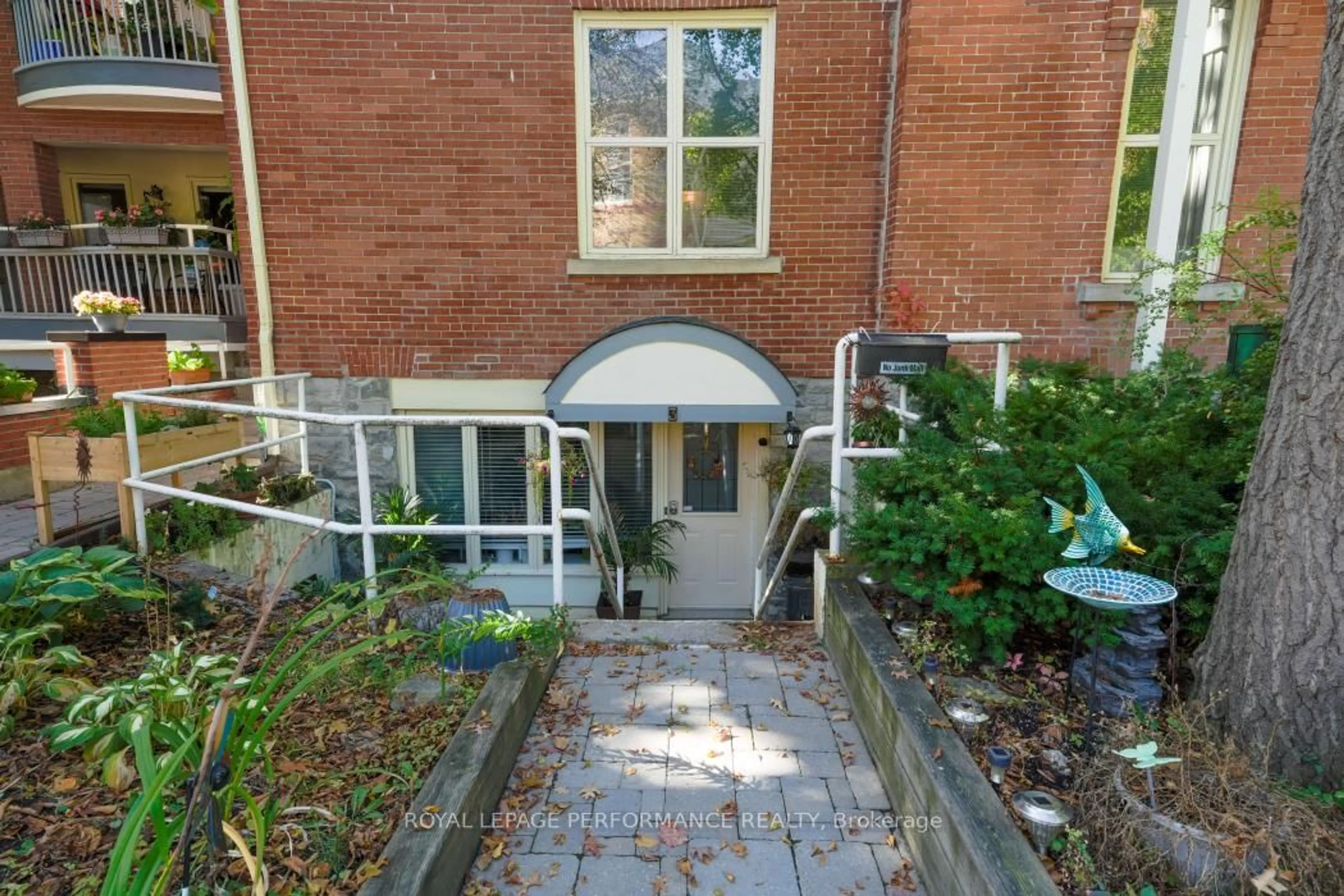 Patio, street for 292 Laurier Ave #3, Ottawa Ontario K1N 6P5