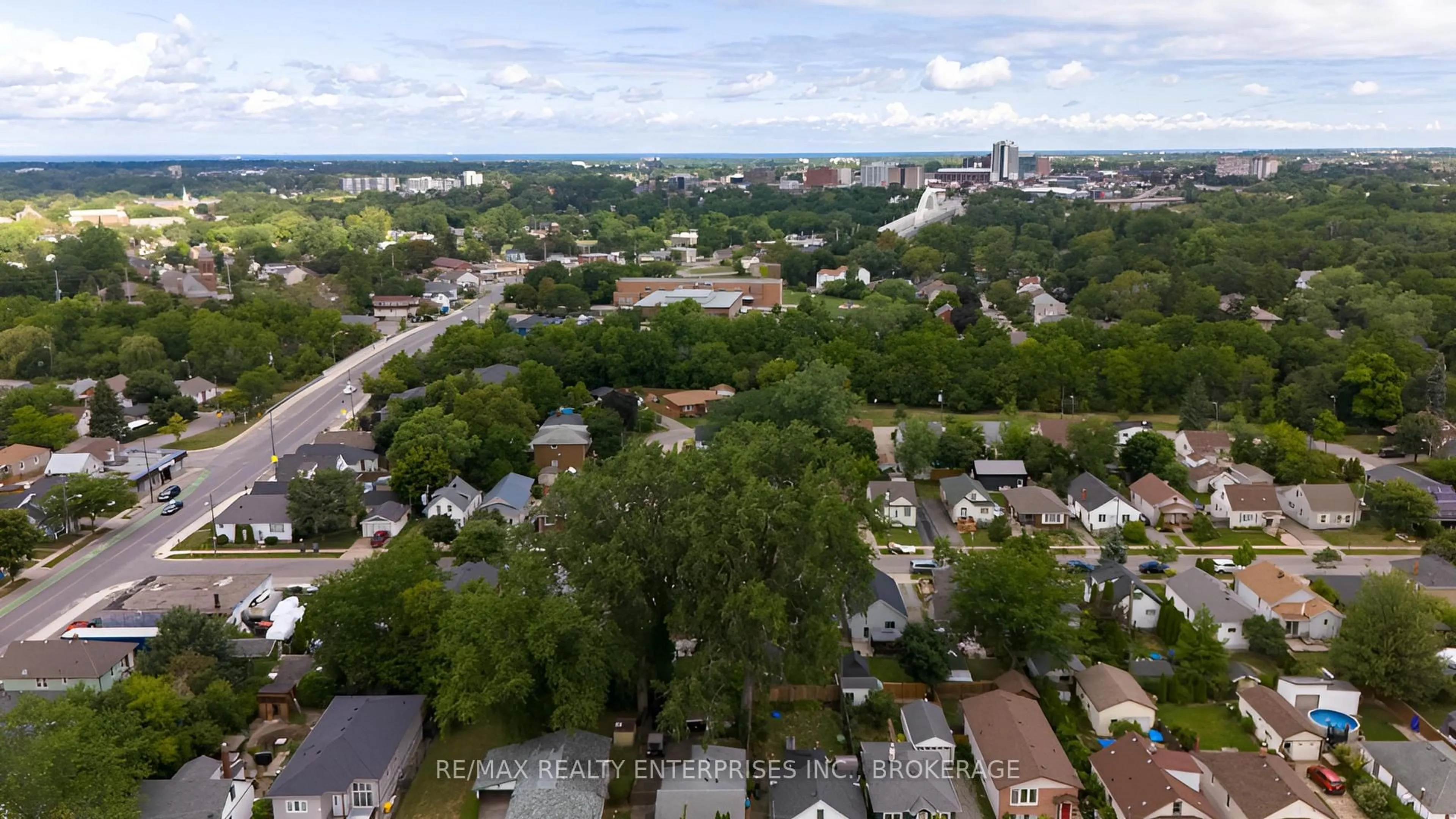 A pic from outside/outdoor area/front of a property/back of a property/a pic from drone, city buildings view from balcony for 10 Antwerp St, St. Catharines Ontario L2S 1J8