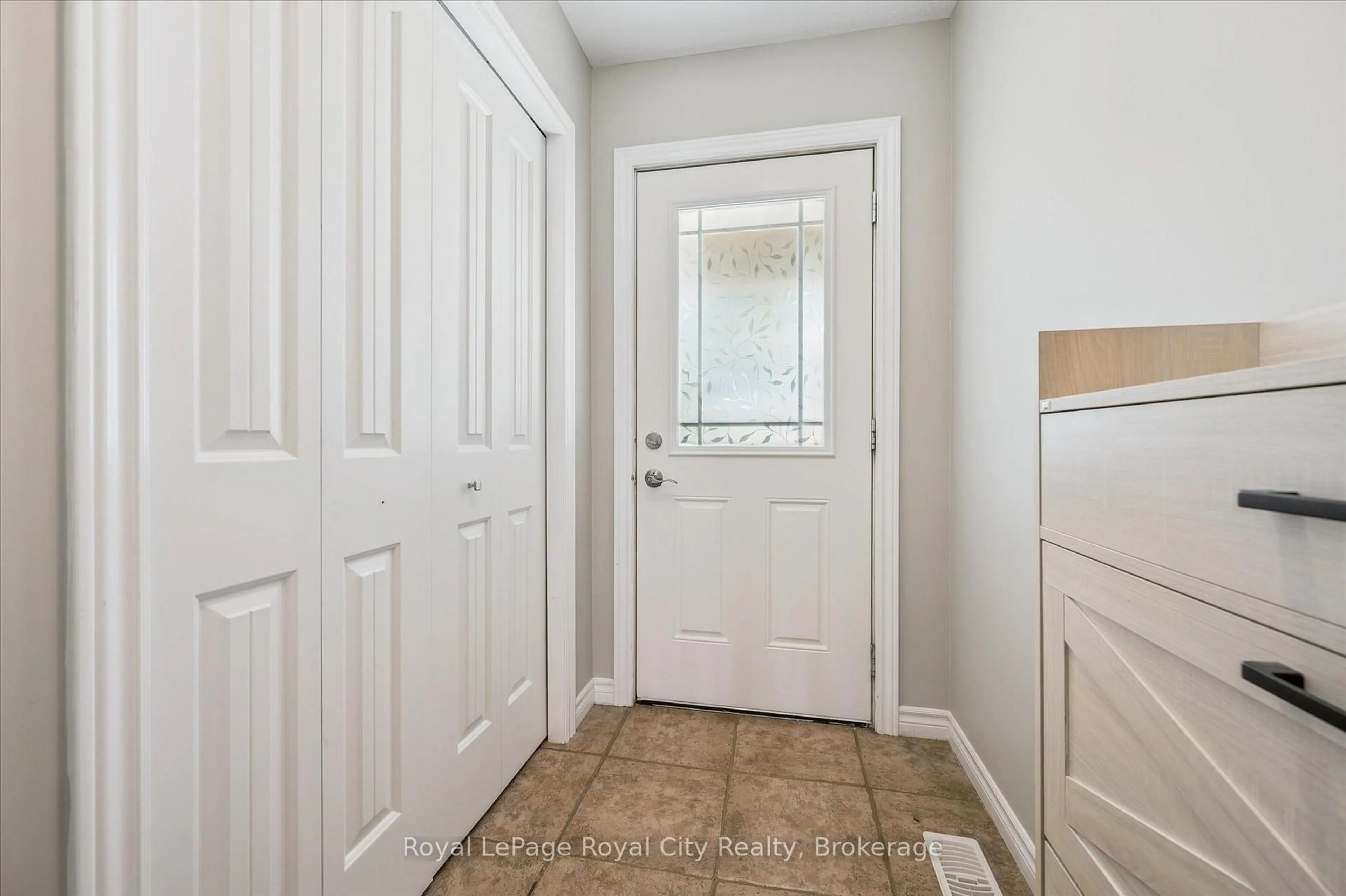 Indoor entryway for 10 Katemore Dr #33, Guelph Ontario N1L 0J2