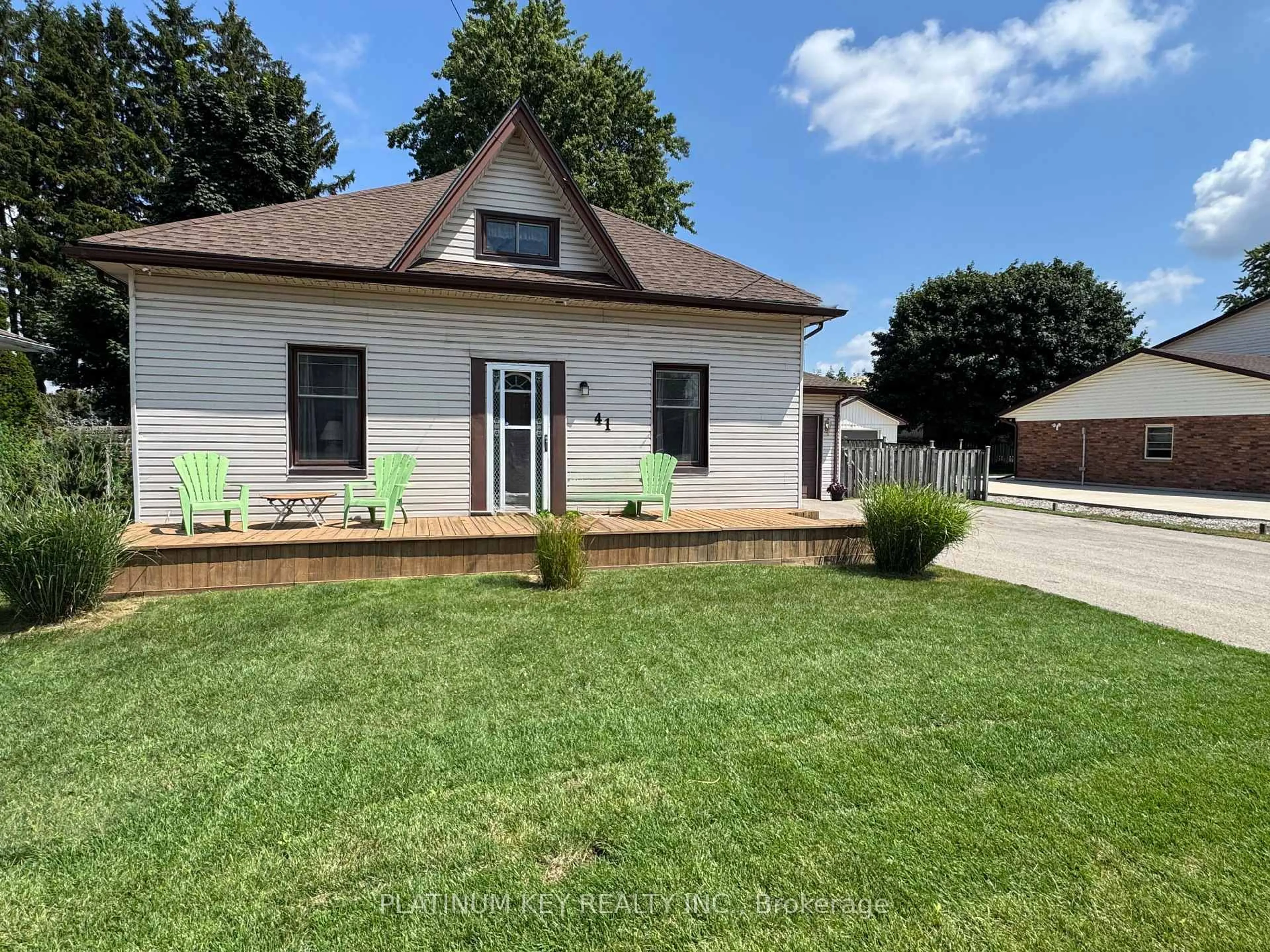 A pic from outside/outdoor area/front of a property/back of a property/a pic from drone, street for 41 Queen St, Strathroy-Caradoc Ontario N7G 2H5