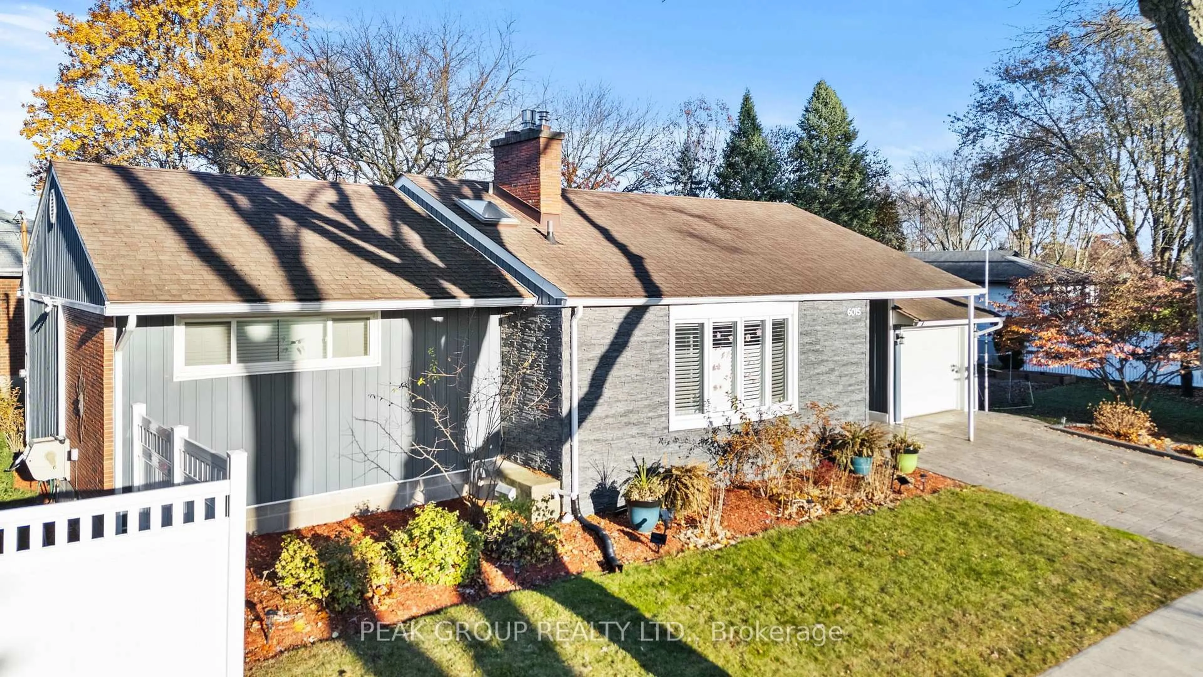 Home with vinyl exterior material, street for 6015 Theresa St, Niagara Falls Ontario L2J 2A4