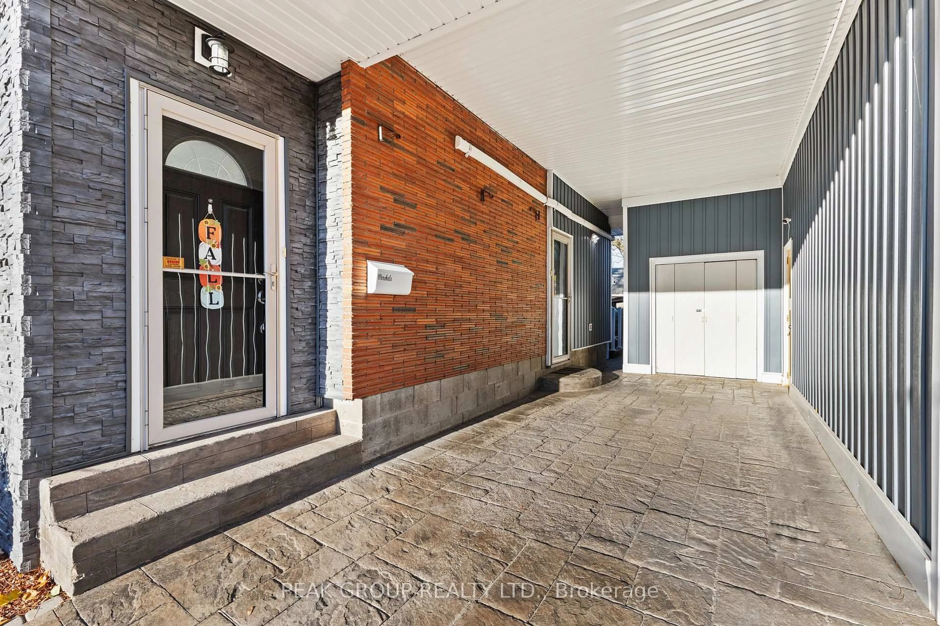 Indoor foyer for 6015 Theresa St, Niagara Falls Ontario L2J 2A4