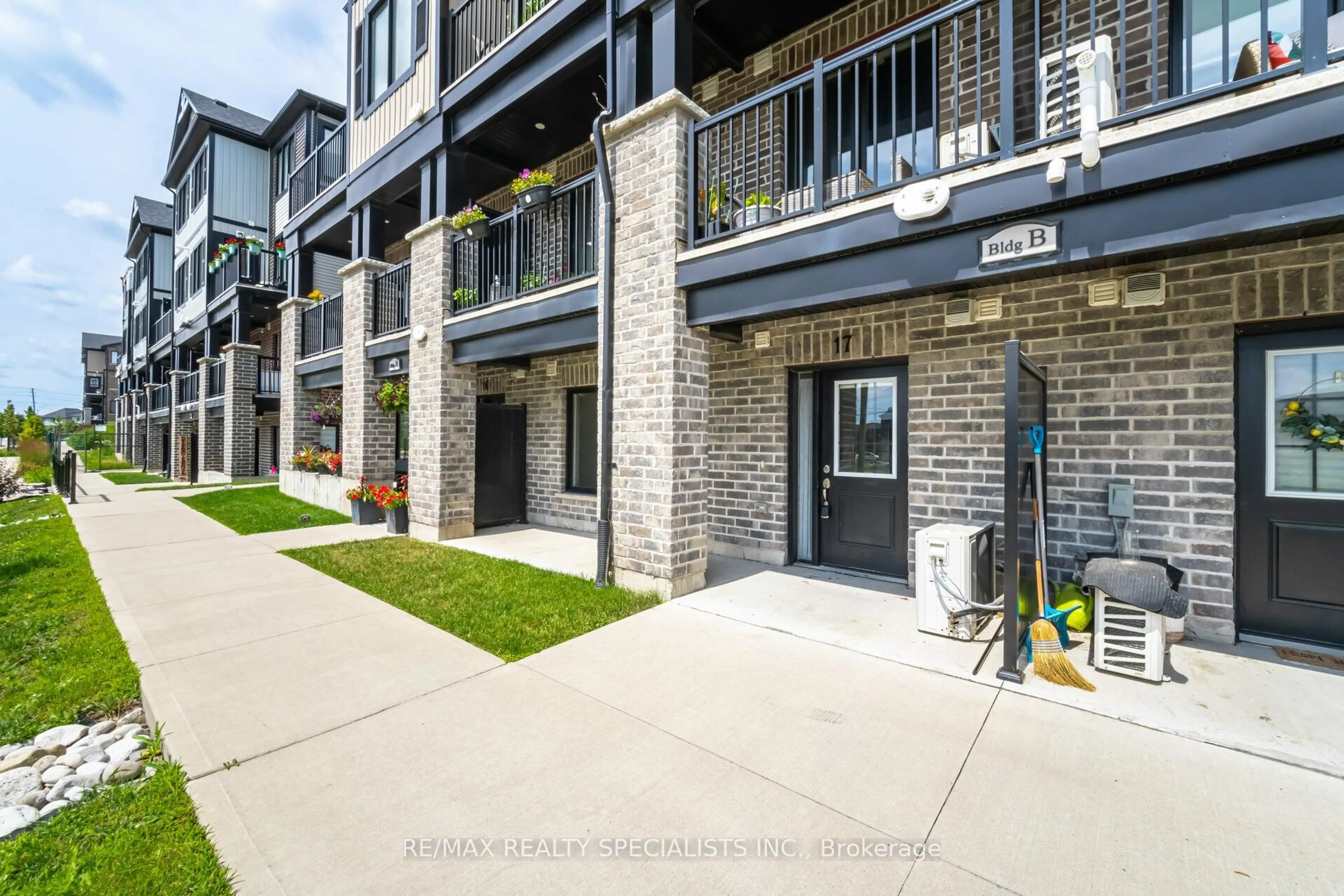Patio, unknown for 160 Rochefort St #B-17, Kitchener Ontario N2R 0P5
